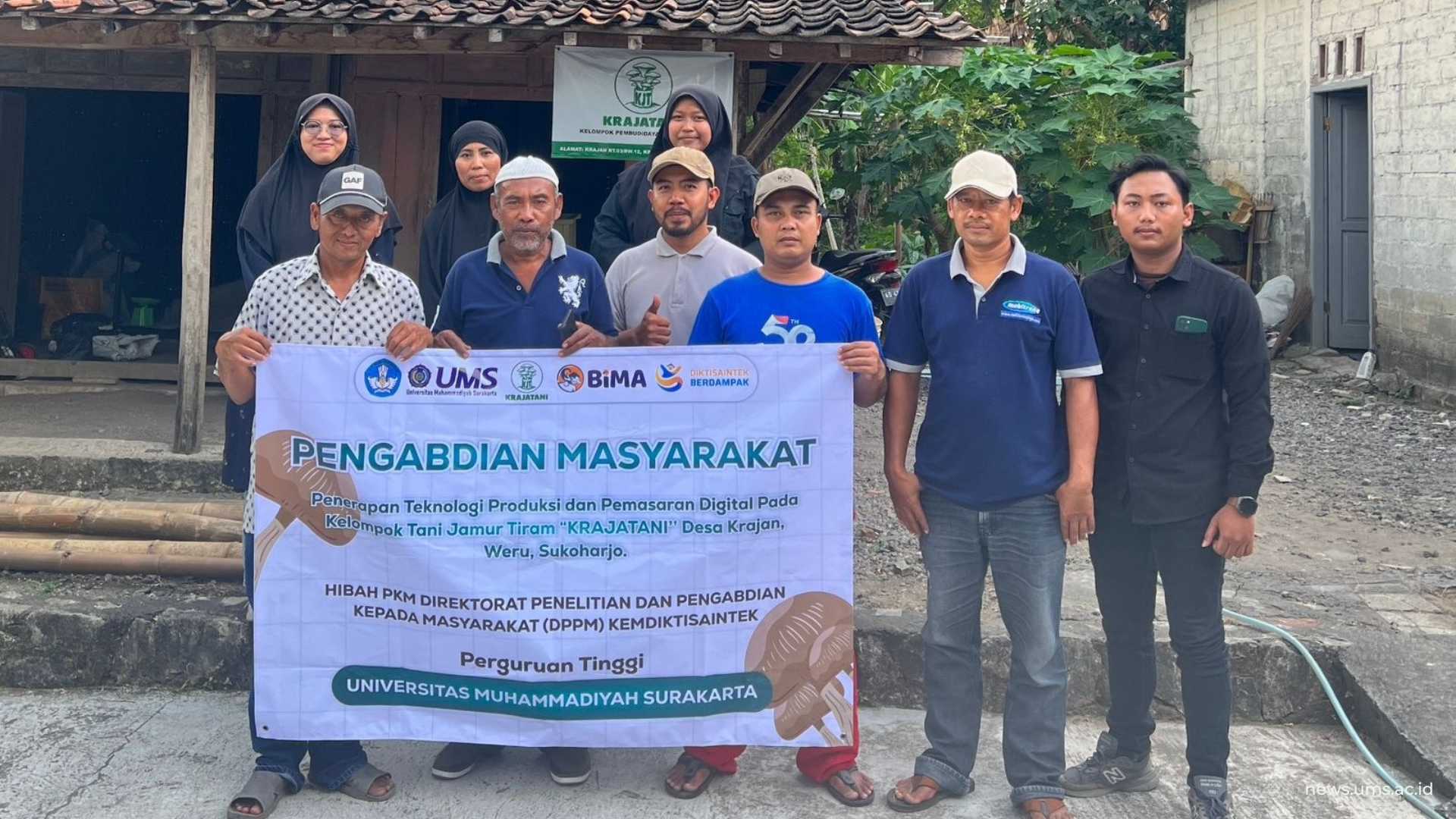 Foto Bersama Pembudidaya Jamur Tiram Desa Krajan, Kecamatan Weru, Sukoharjo