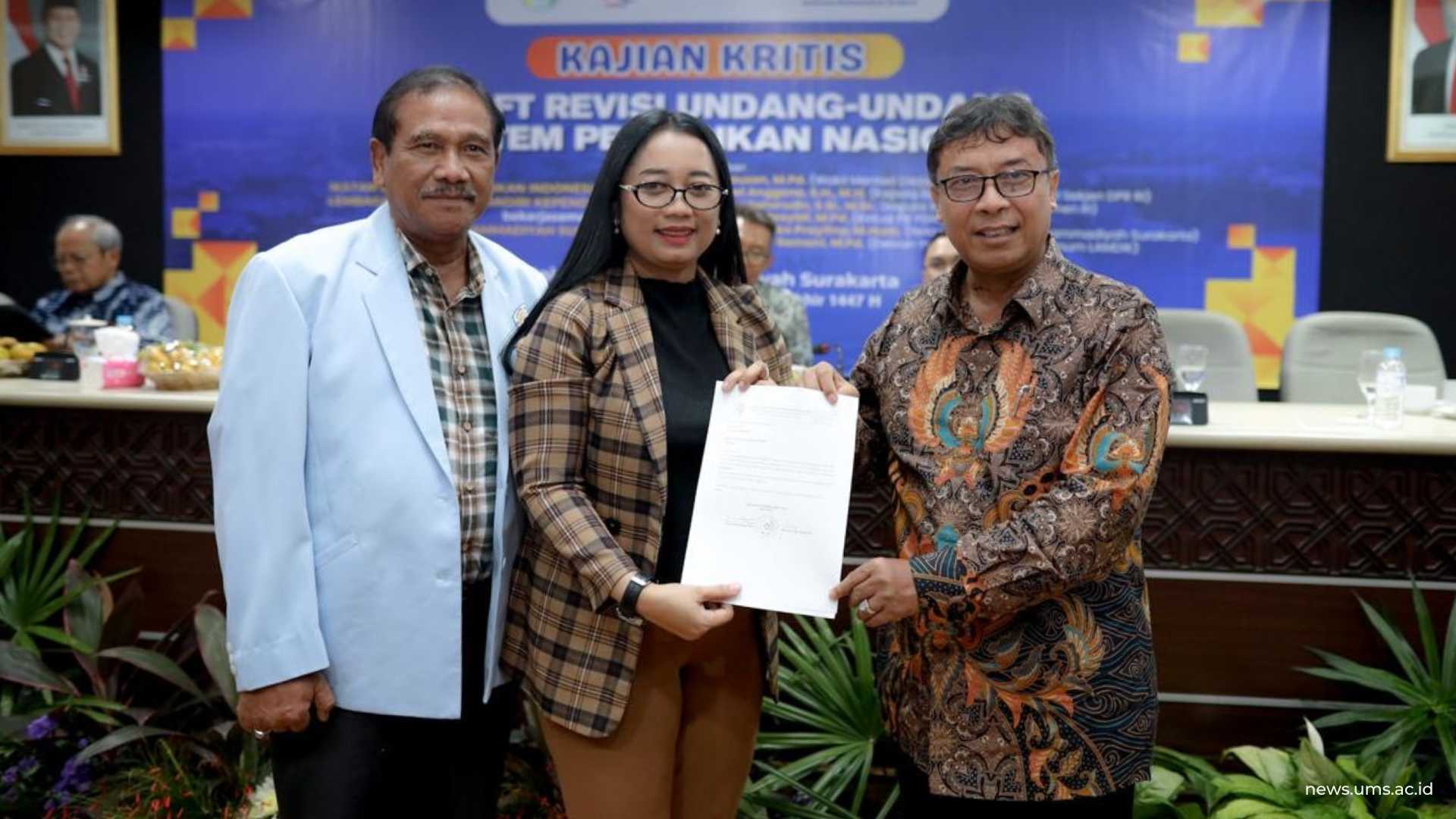 Penyerahan draft revisi UU Sisdiknas dari ISPI Jateng kepada Badan Keahlian DPR RI