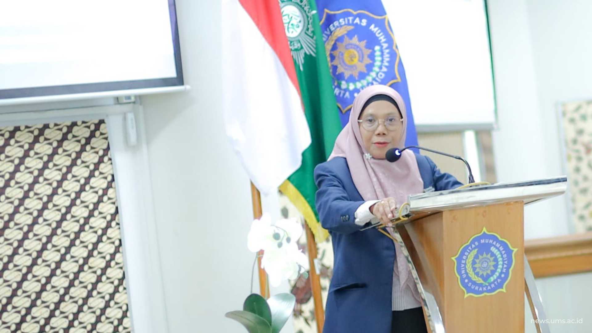 Dekan FIK UMS Dr. Umi Budi Rahayu, SSTFT., M.Kes.