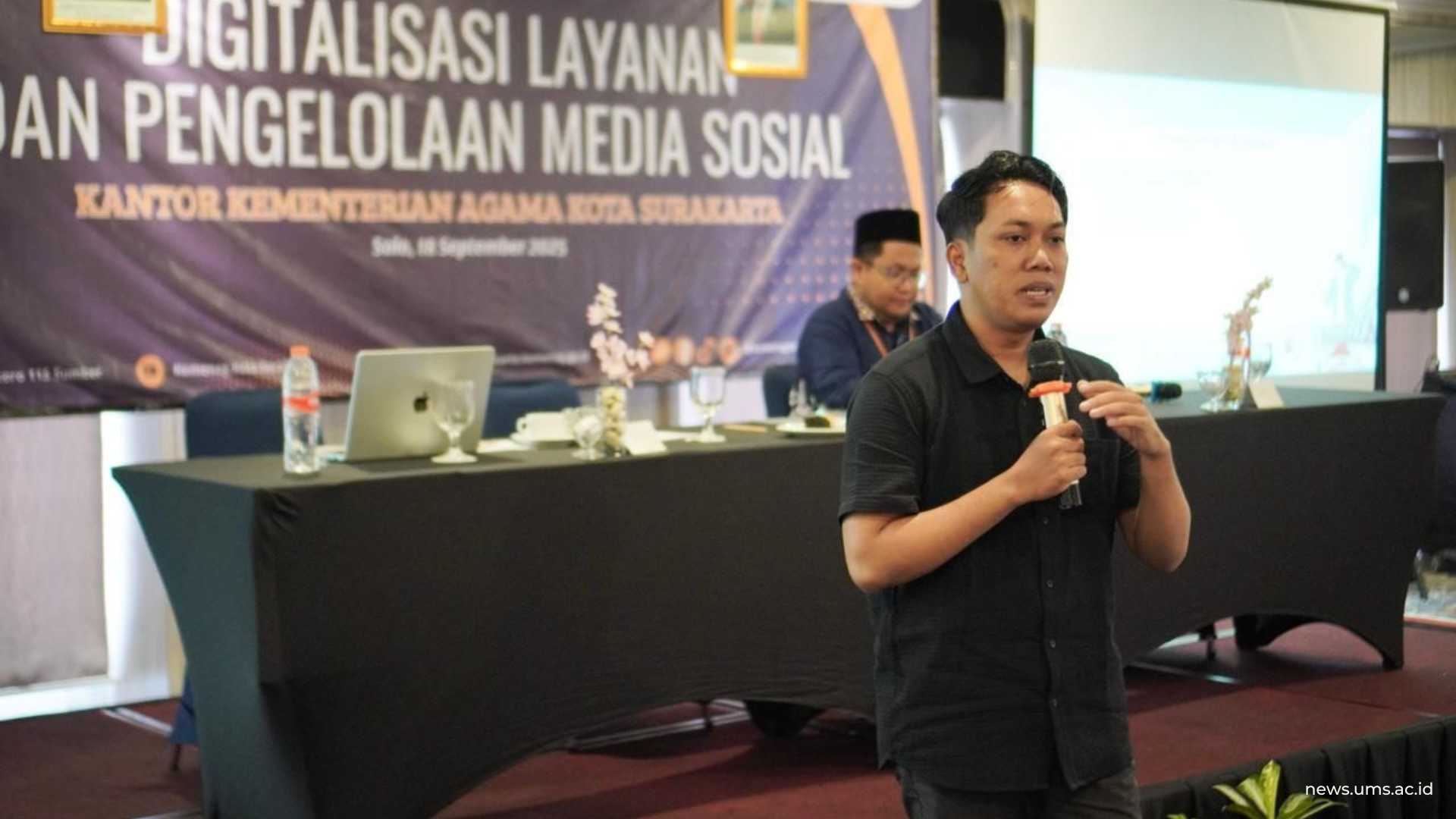 Staff Humas Universitas Muhammadiyah Surakarta (UMS), Rasuli, S.Sos., saat menyampaikan materi.