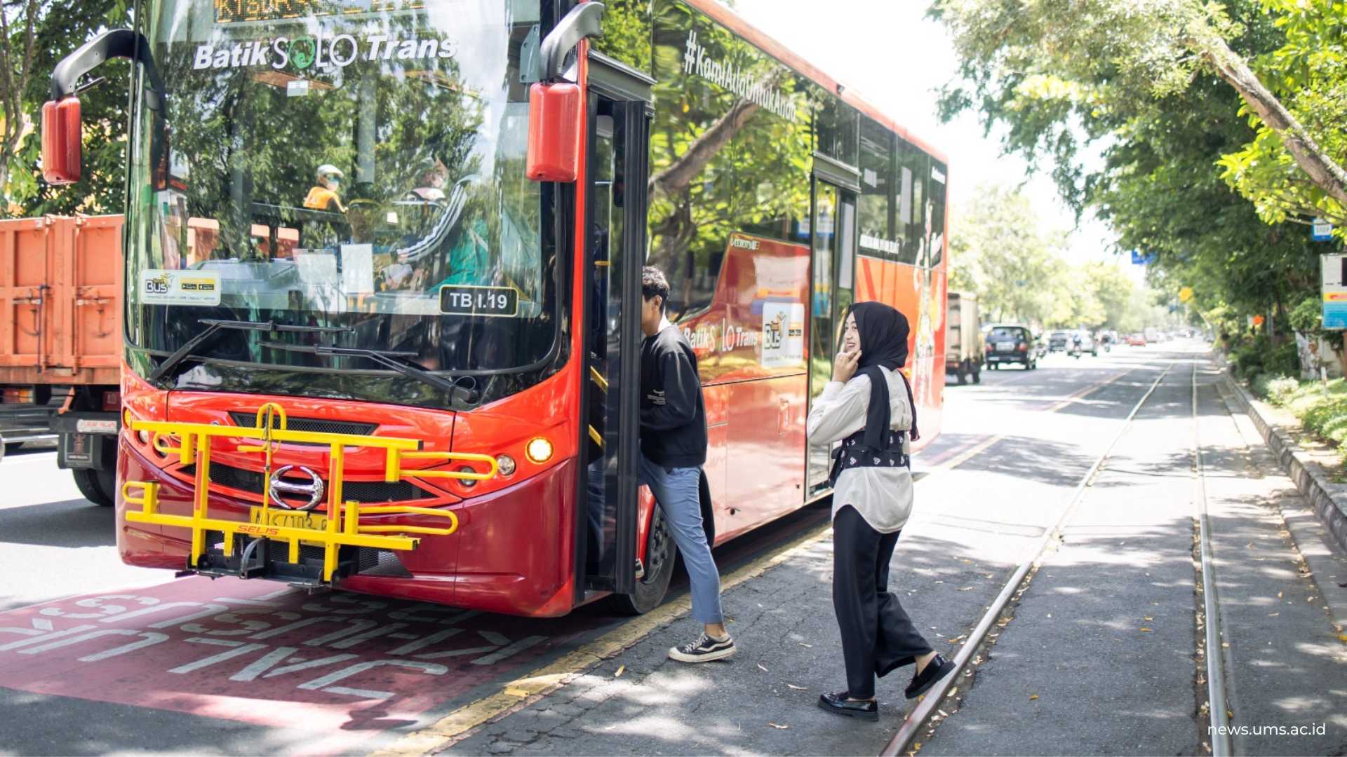 Ilustrasi warga Solo menaiki transportasi umum Batik Solo Trans