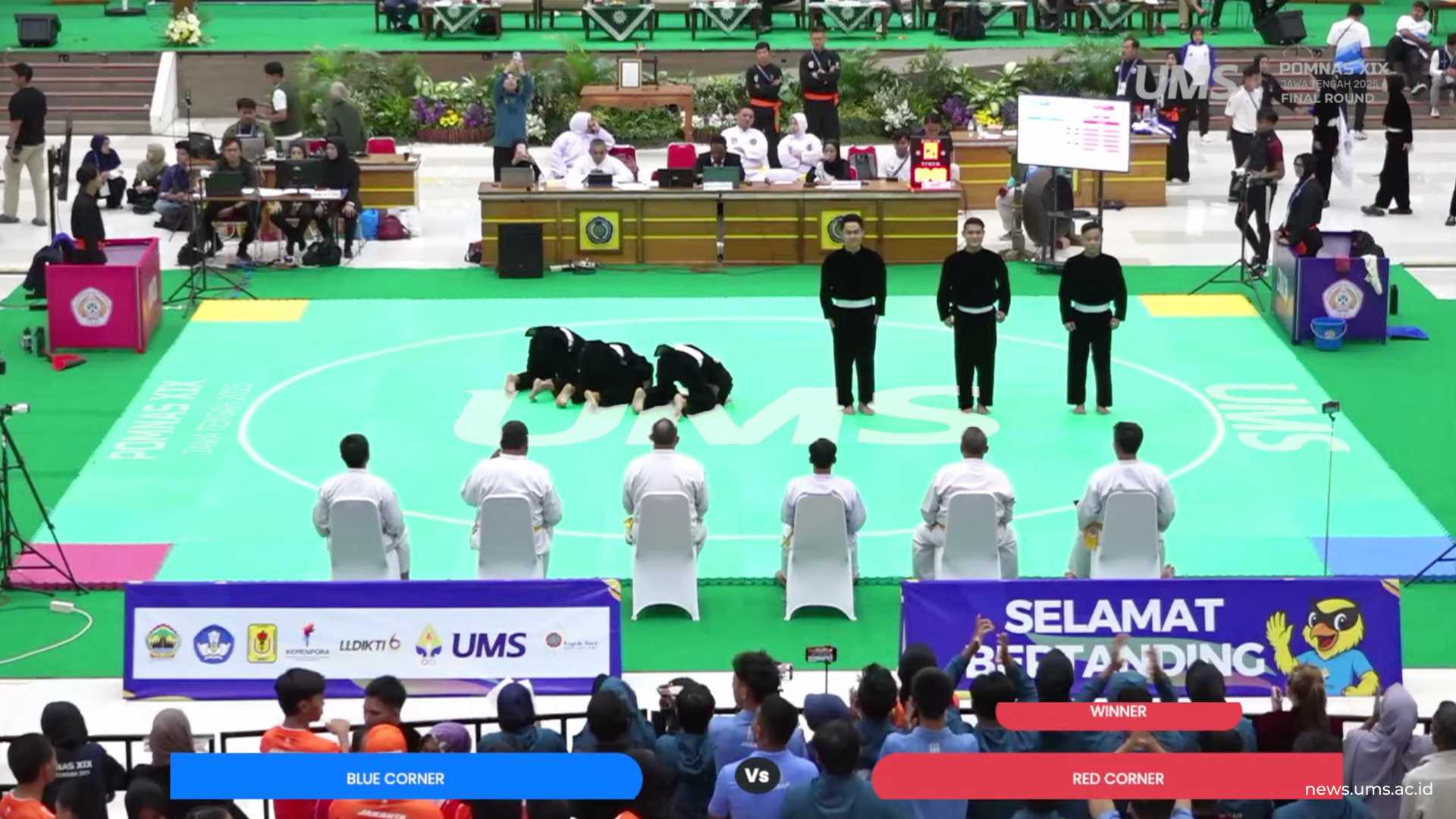 (Kiri) Kontingen Jabar Melakukan Sujud Syukur (Kanan) Kontingen DKI Jakarta