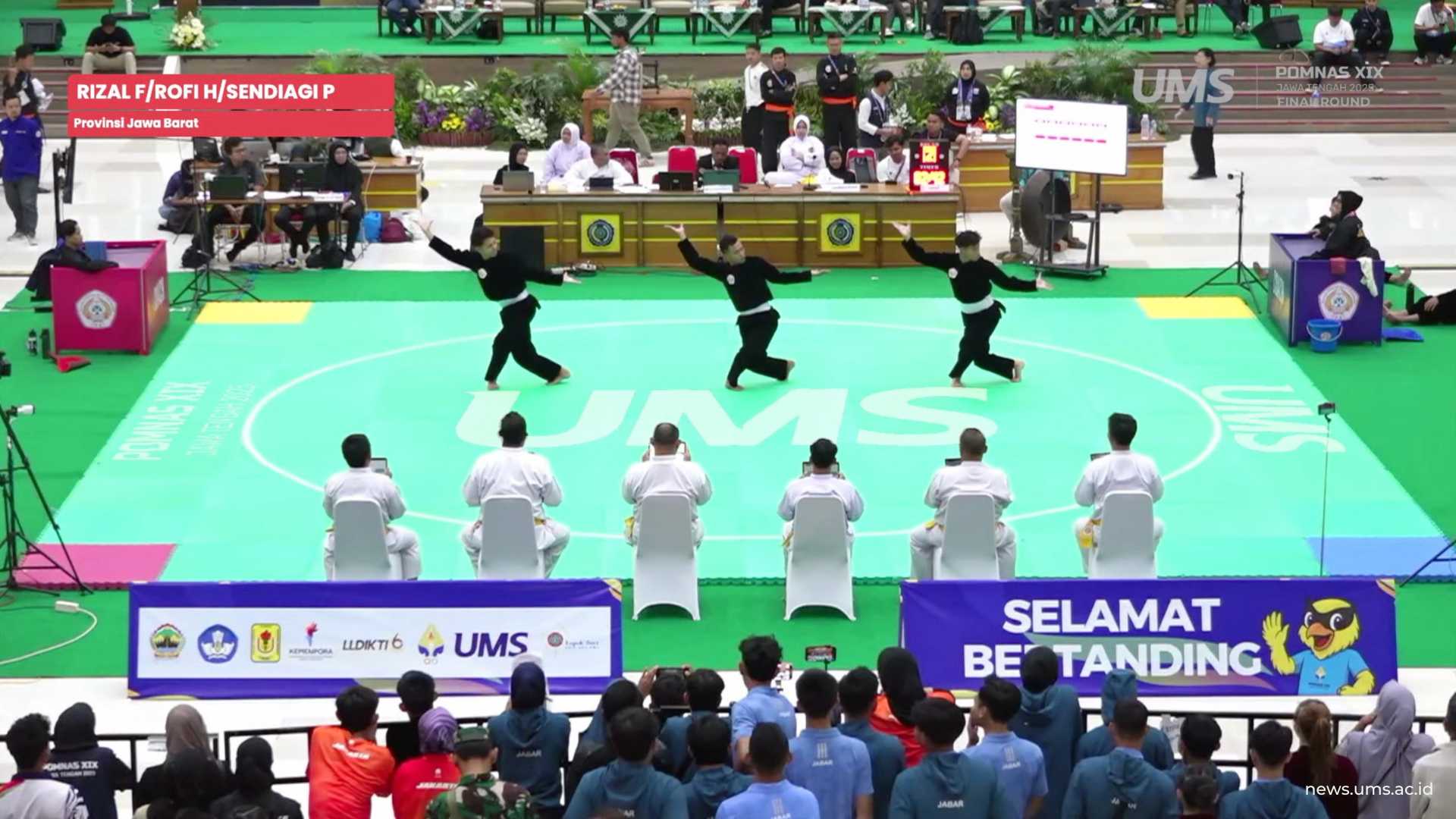 Penampilan Pencak Silat Kategori Beregu dari Kontingen Jabar di POMNAS XIX di Gedung Edutorium KH Ahmad Dahlan UMS