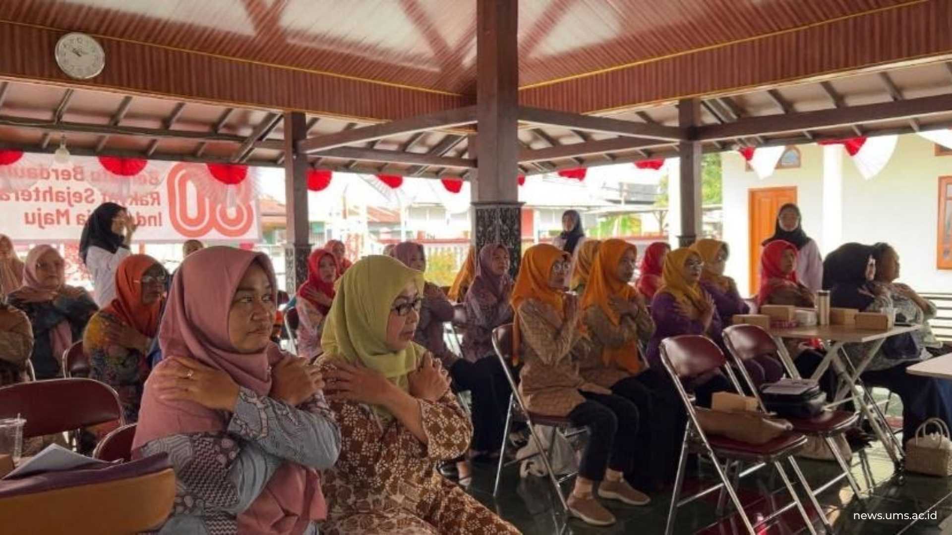 Penyuluhan oleh mahasiswa profesio Fisioterapis UMS kepada Kader Posyandu Desa Pucangan