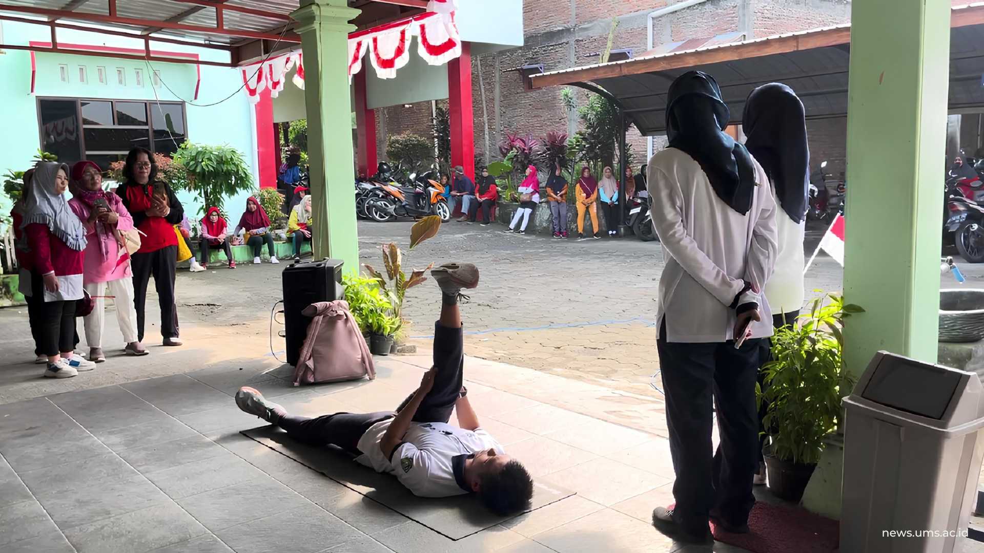 Demonstrasi Pencegahan Nyeri Punggung Bawah oleh Mahasiswa Profesi Fisioterapis UMS