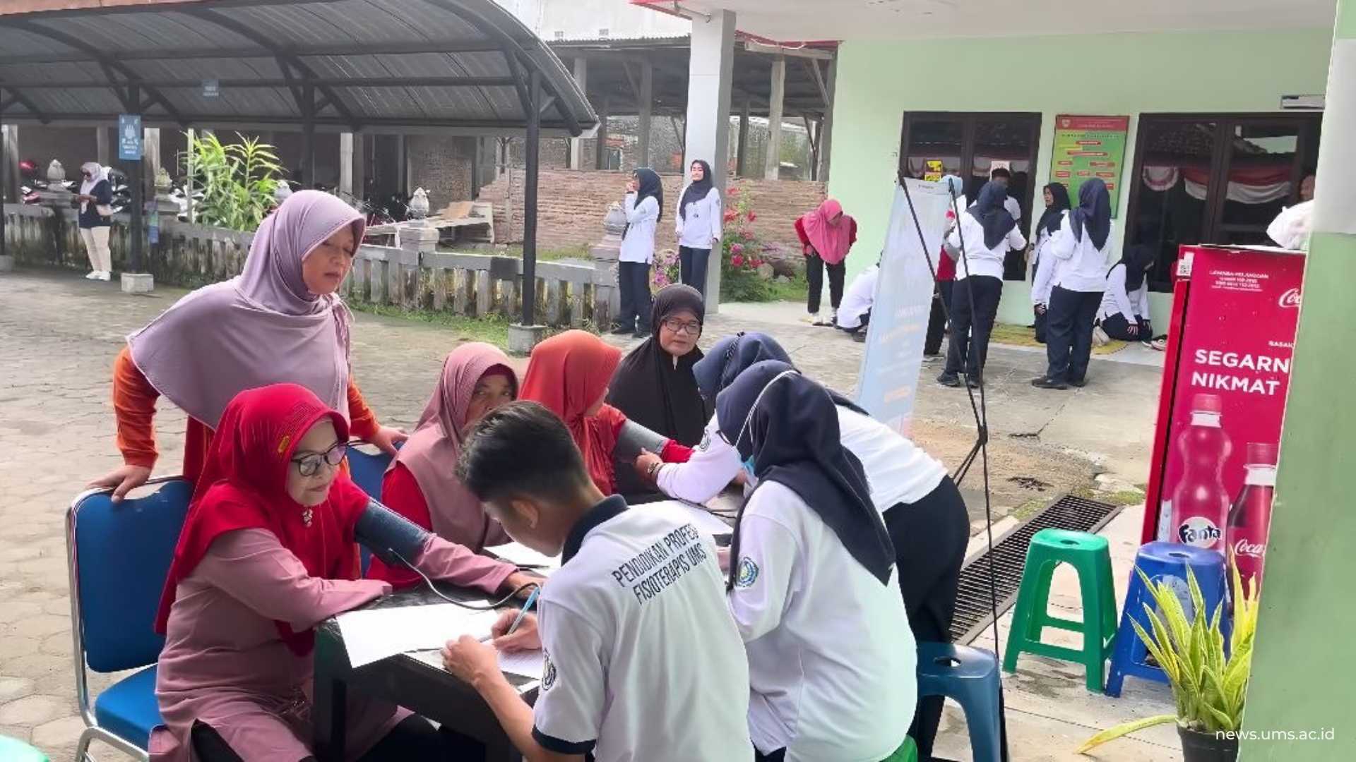 Mahasiswa Profesi Fisioterapis UMS Sedang Melakukan Pemeriksaan