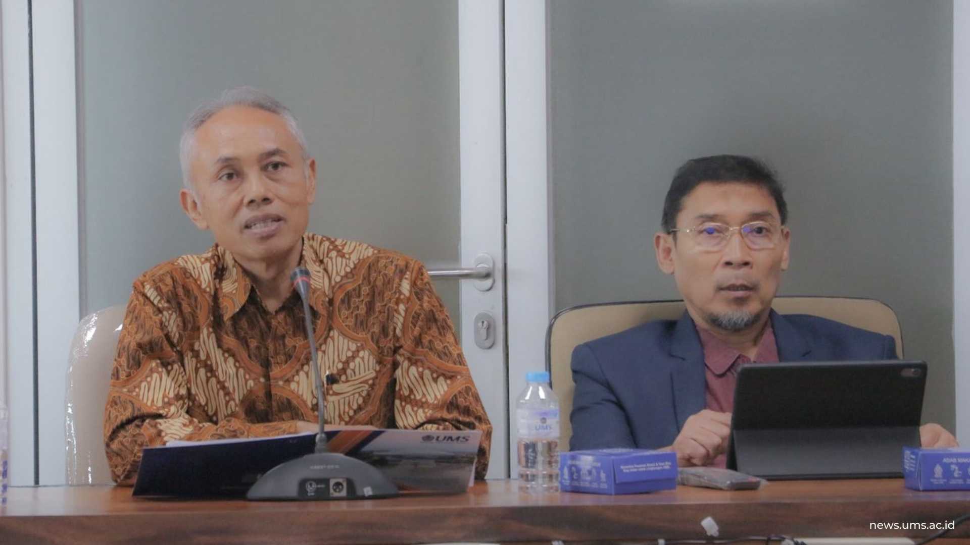 (kiri) Rektor UMS, Prof. Dr. Harun Joko Prayitno, M.Hum.
