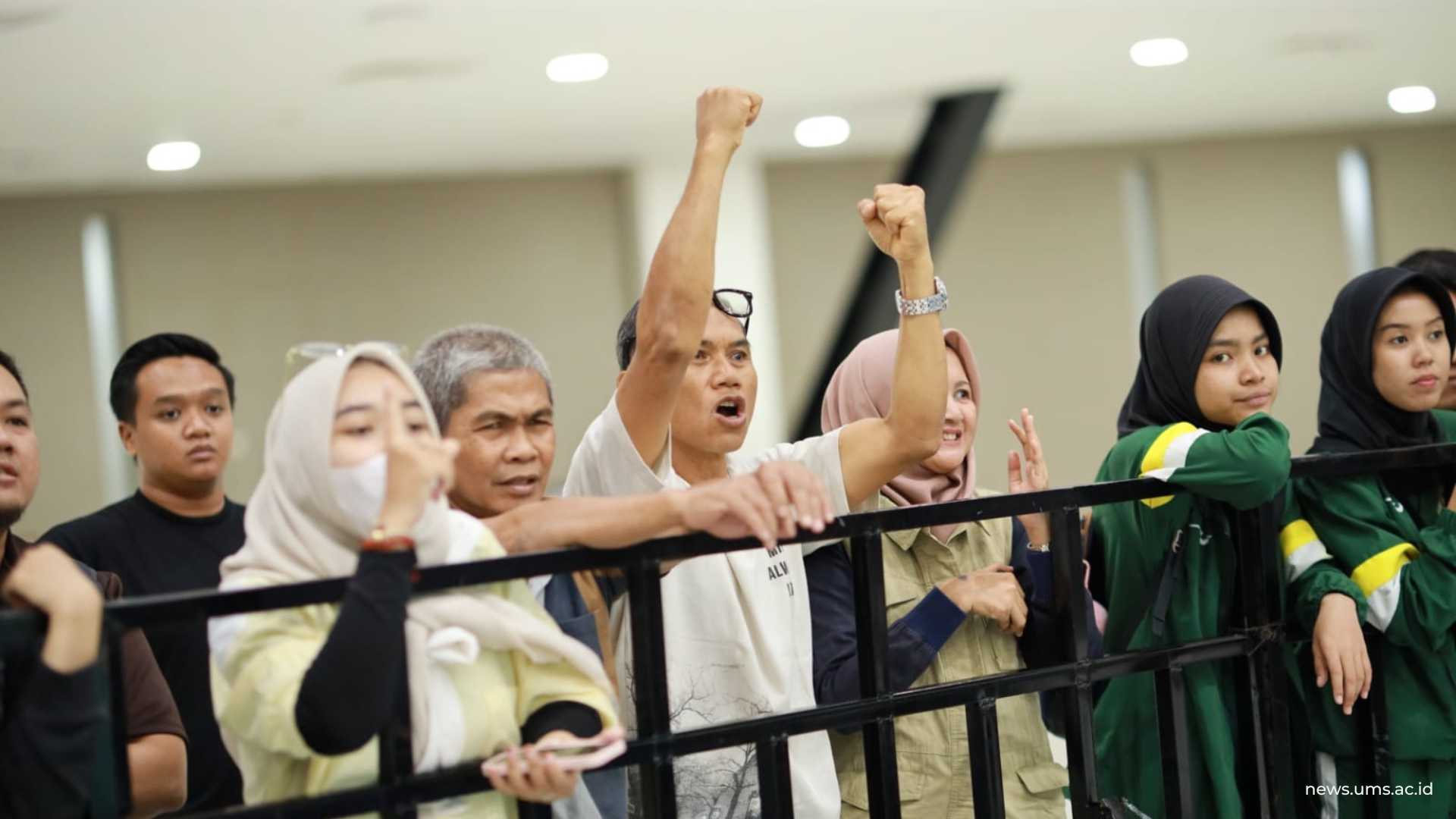 Keluarga Febrila Widya Noer Azizah hadir memberikan dukungan langsund di Edutorium KH Ahmad Dahlan UMS