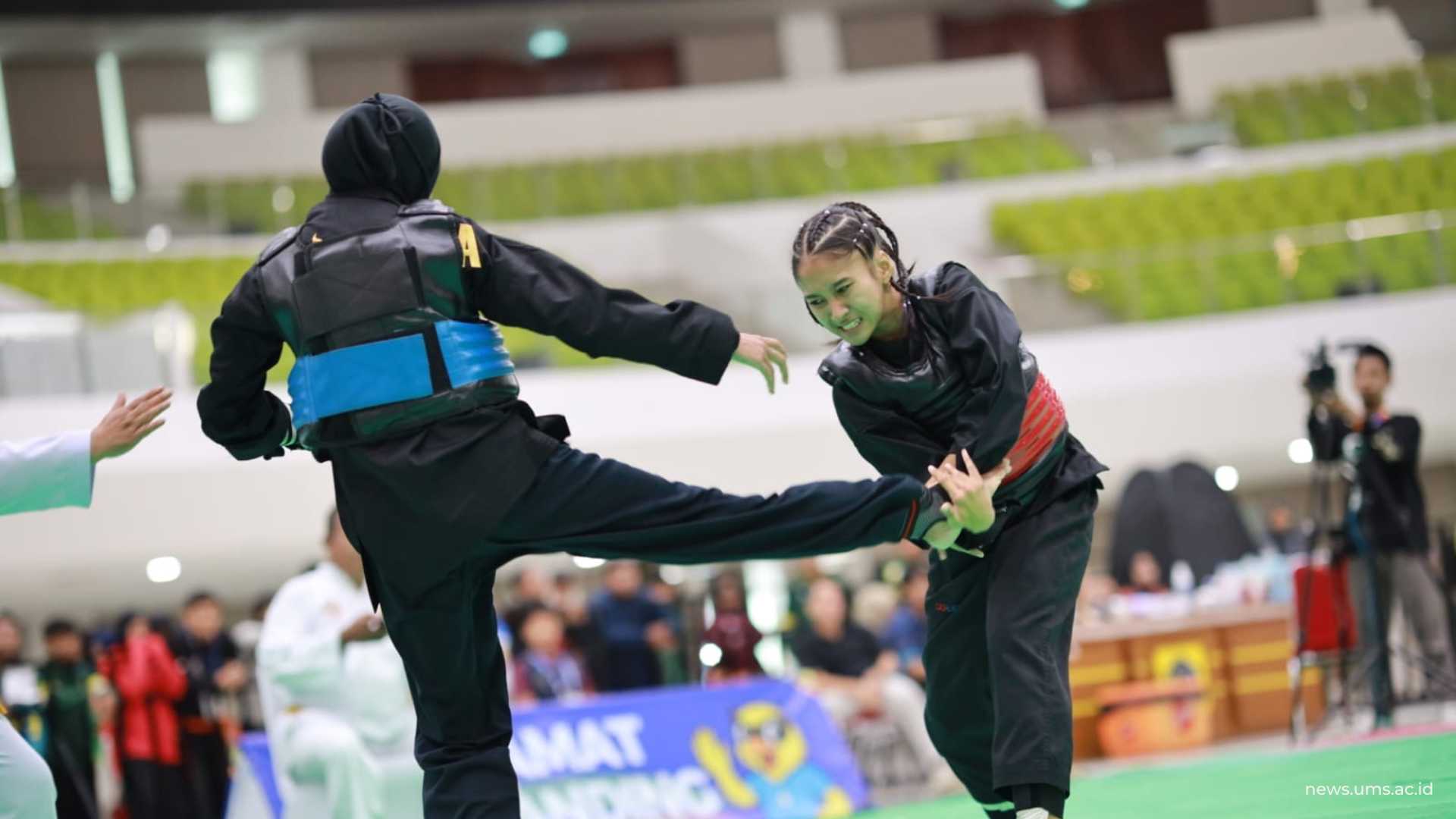 Putu Meisya Tiarani Putri menangkis tendangan dari lawan pada babak semifinal
