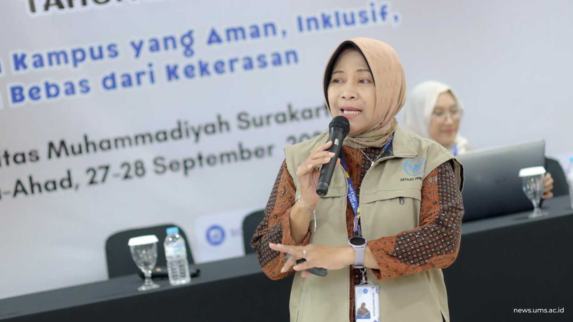 Ketua Satgas PPK UNS Prof. Dr. Ismi Dwi Astuti Nurhaeni, M.Si. saat memaparkan materi pada Pelatihan Pencegahan dan Penanganan Kekerasan, yang digelar di Edutorium KH Ahmad Dahlan UMS, 27 September 2025.