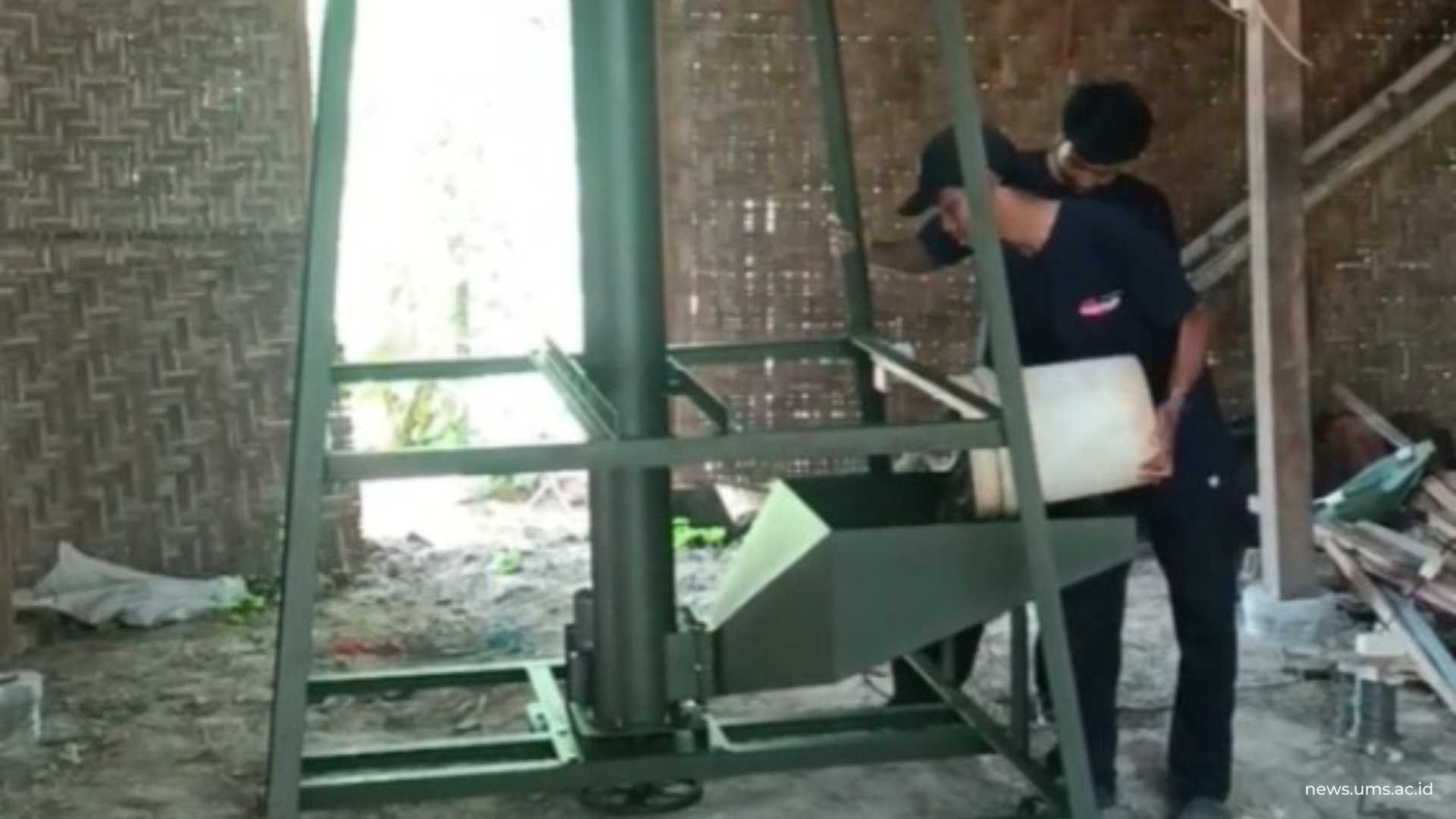 Alat buatan tim pengabdian: Screw Conveyor untuk pencacah kotoran kambing