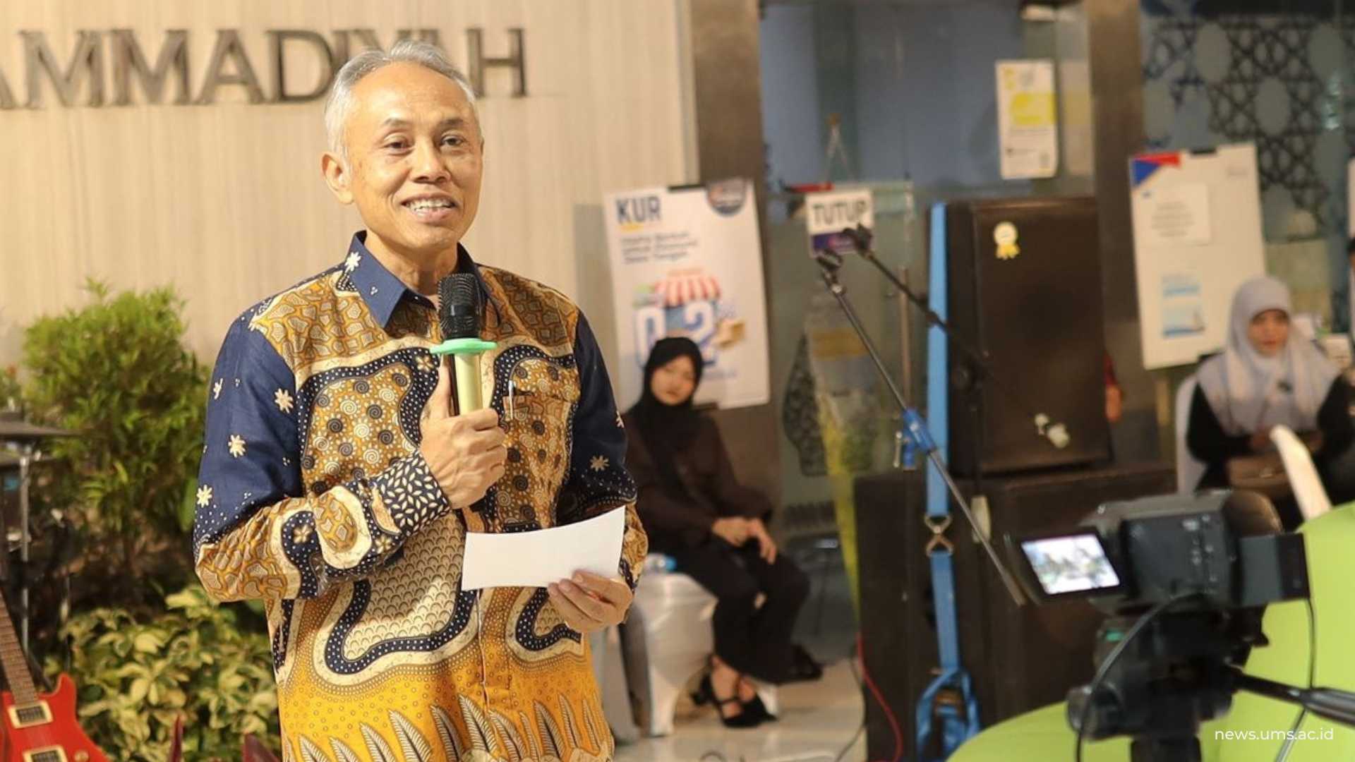 Rektor UMS, Harun Joko Prayitno saat menyambut wisudawan malibujari