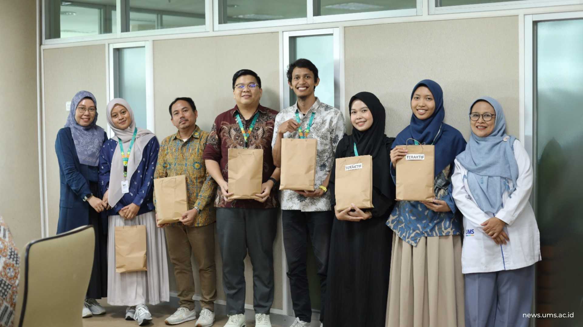 Sejumlah peserta terbaik MSPP Batch VII menerima penghargaan atas prestasi dan keaktifan selama mengikuti program. Humas UMS/Luqman Hakim