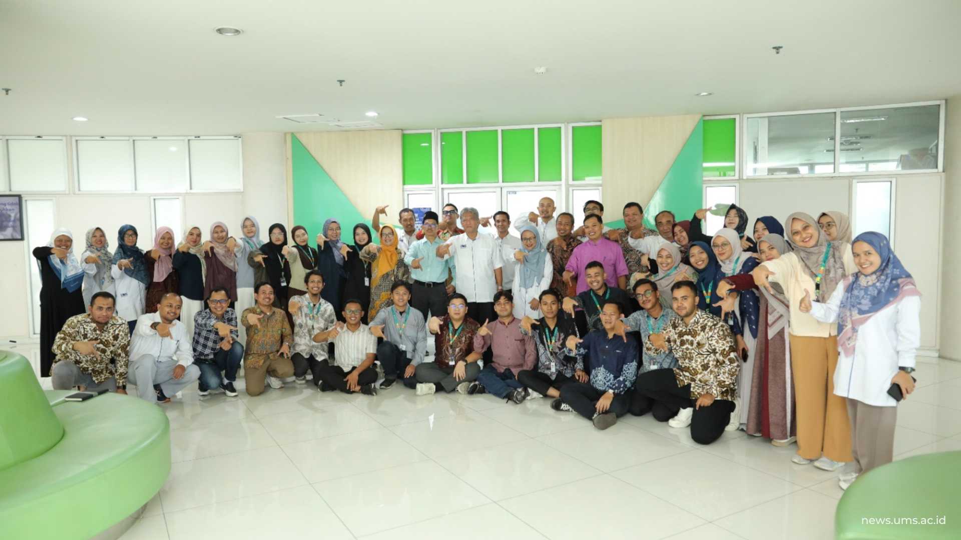 Foto bersama peserta, tutor, dan panitia MSPP Batch VII usai acara penutupan di depan Ruang Sidang BPH UMS, 19 September 2025. Humas UMS/Luqman Hakim