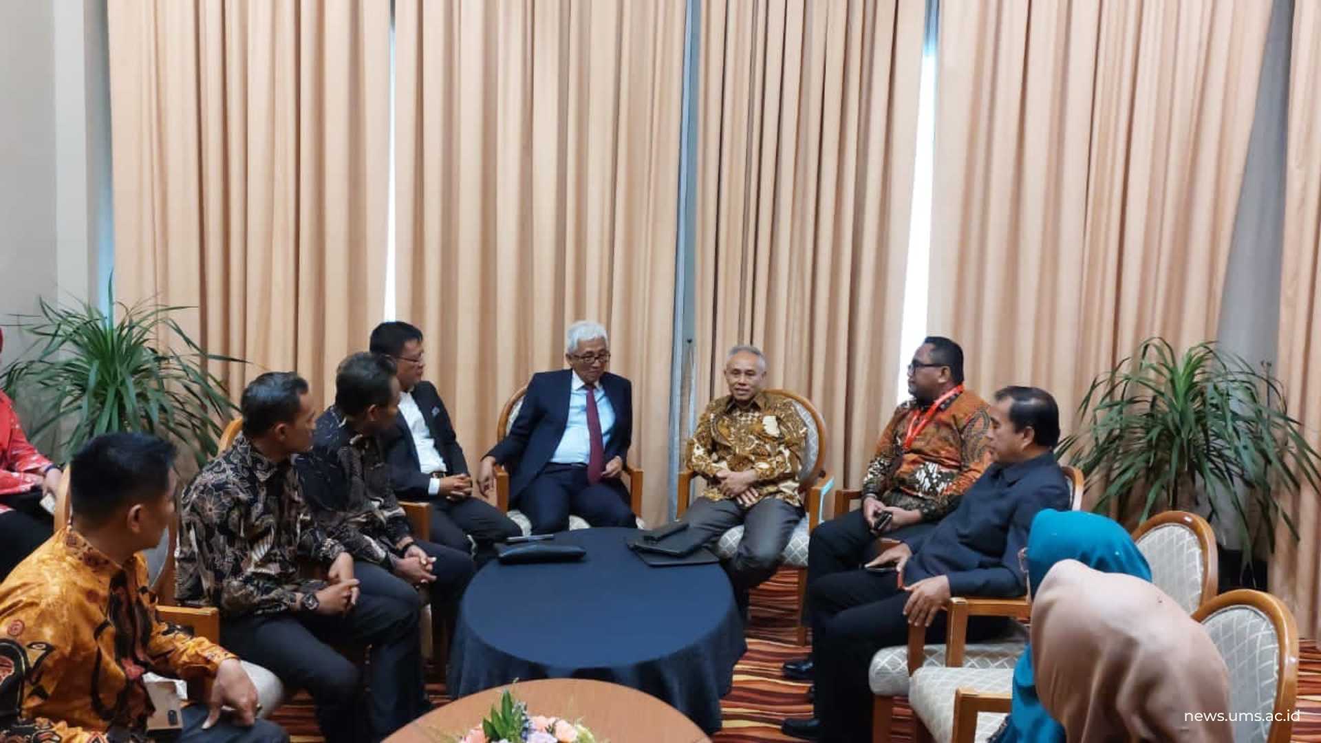 Rektor UMS, Rektor UMS, Prof. Dr. Harun Joko Prayitno (kanan) beraama Duta Besar RI untuk Malaysia, Dato' Indera Hermono (kiri) dalam agenda Penandatanganan Perjanjian Kerja Sama antara Perguruan Tinggi Indonesia dengan Duta Besar KBRI Kuala Lumpur