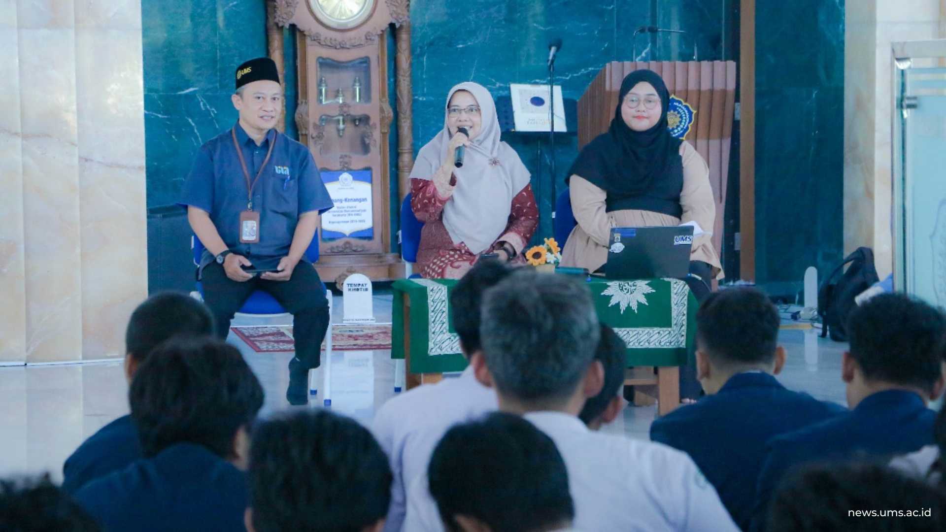 Yuana Purnaminingsih, M.Pd memberikan sambutan pada saat berkunjung di UMS Bersama 322 siswa dan 25 Guru Pendamping, bertempat di Masjid Hj. Sudalmiyah Rais Kampus 2 UMS