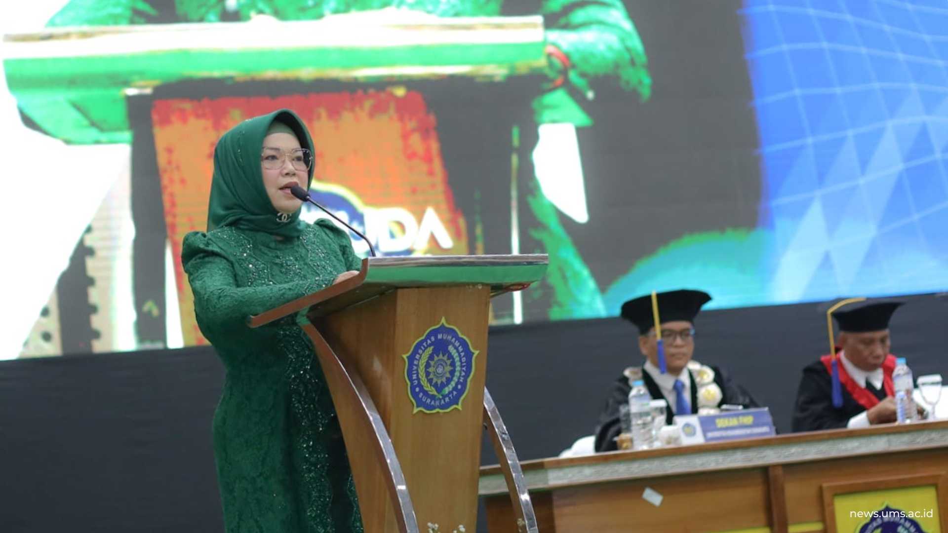 Bupati Sukoharjo Hj. Etik Suryani, S.E., M.M. memberikan sambutan pada pelaksanaan Wisuda Periode I