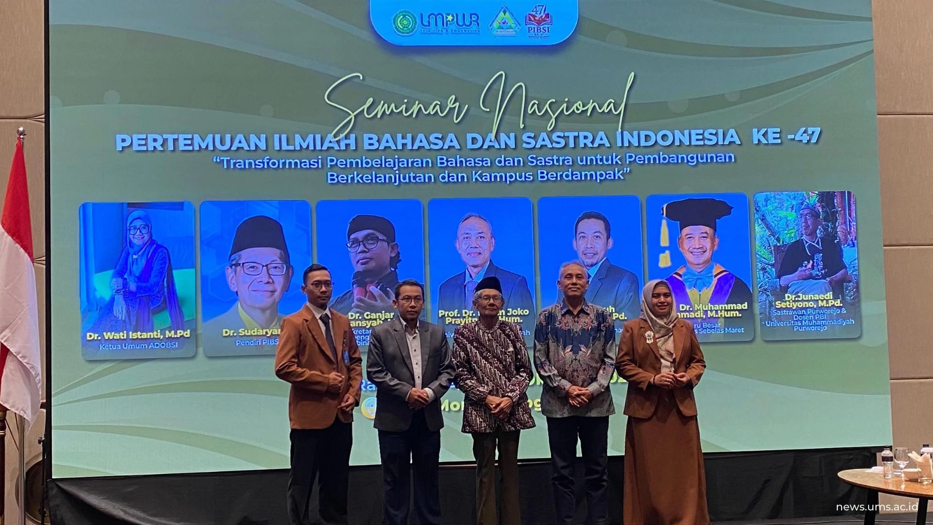 (Paling Kiri) Surya Daru (Ketua Panitia PIBSI - UM Purworejo), Dr. Teguh Wibowo (Rektor UMPWR), Dr Sudaryanto (Salah satu Pendiri PIBSI), Prof Harun (Rektor UMS), (Paling Kanan) Dr. Umi Fauziah (Kaprodi S1 PBSI UMPWR)