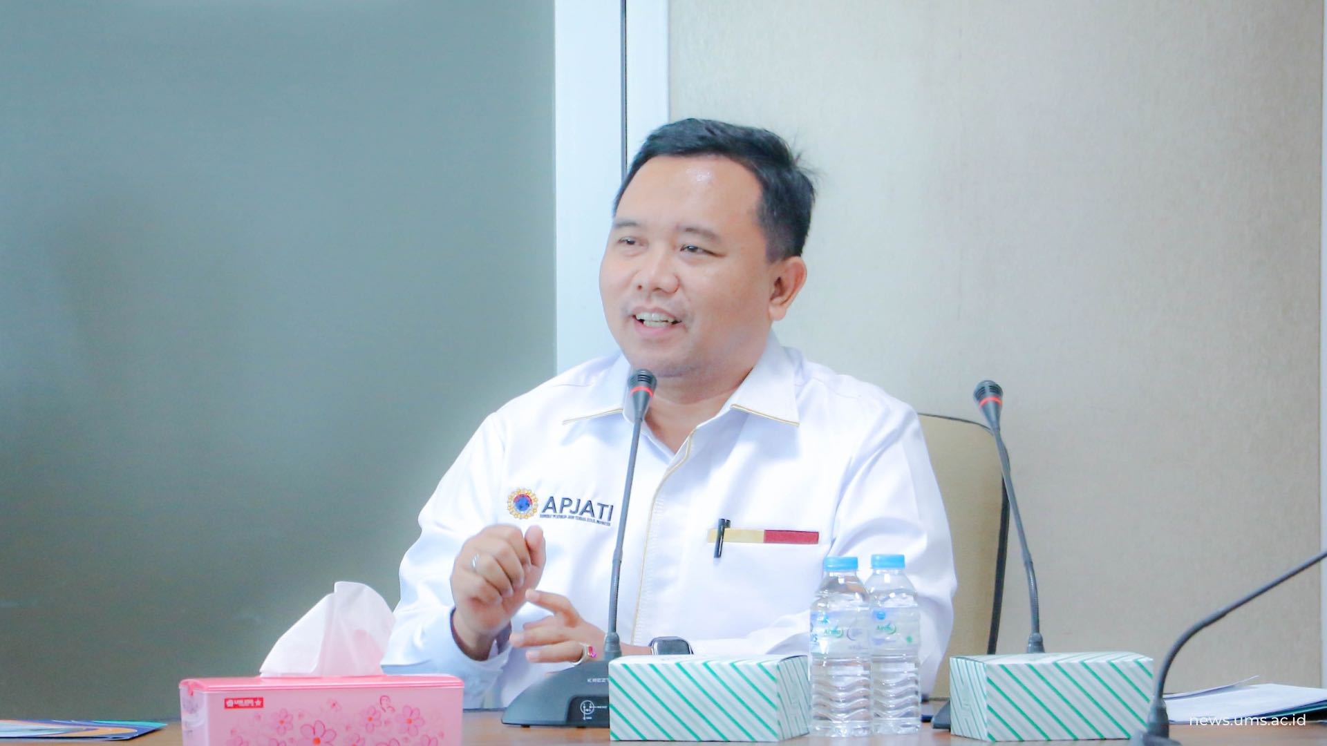 Ahmad Faisol, S.H., dari PT. Al Habib Global Talent memberikan sambutan dalam agenda MoU UMS bersama PT. Al Habib Global Talent / PT. Timur Raya Jaya dan Perekrutan 100 Perawat bekerja di Saudi Arabia pada Jum’at (3/10)