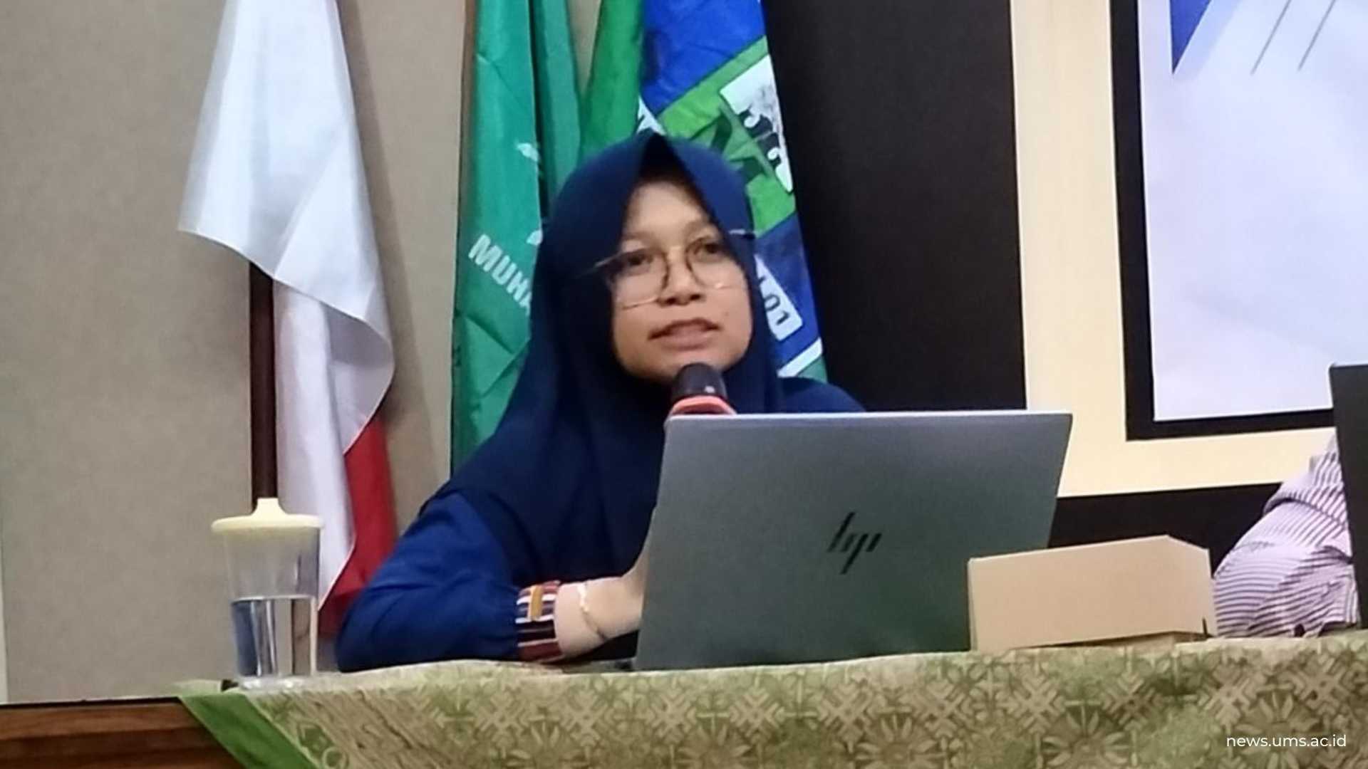 Narasumber pertama, Dr. Marisa Kurnianingsih, S.H., M.H., M.Kn., menyampaikan materi “Pilar Hukum Keorganisasian & Good Governance,” dalam acara Diklat “Pilar Hukum Keorganisasian & Tata Kelola Amal Usaha Muhammadiyah (AUM),” pada Sabtu (18/10) di Aula SMK Muhammadiyah 1 Sukoharjo.