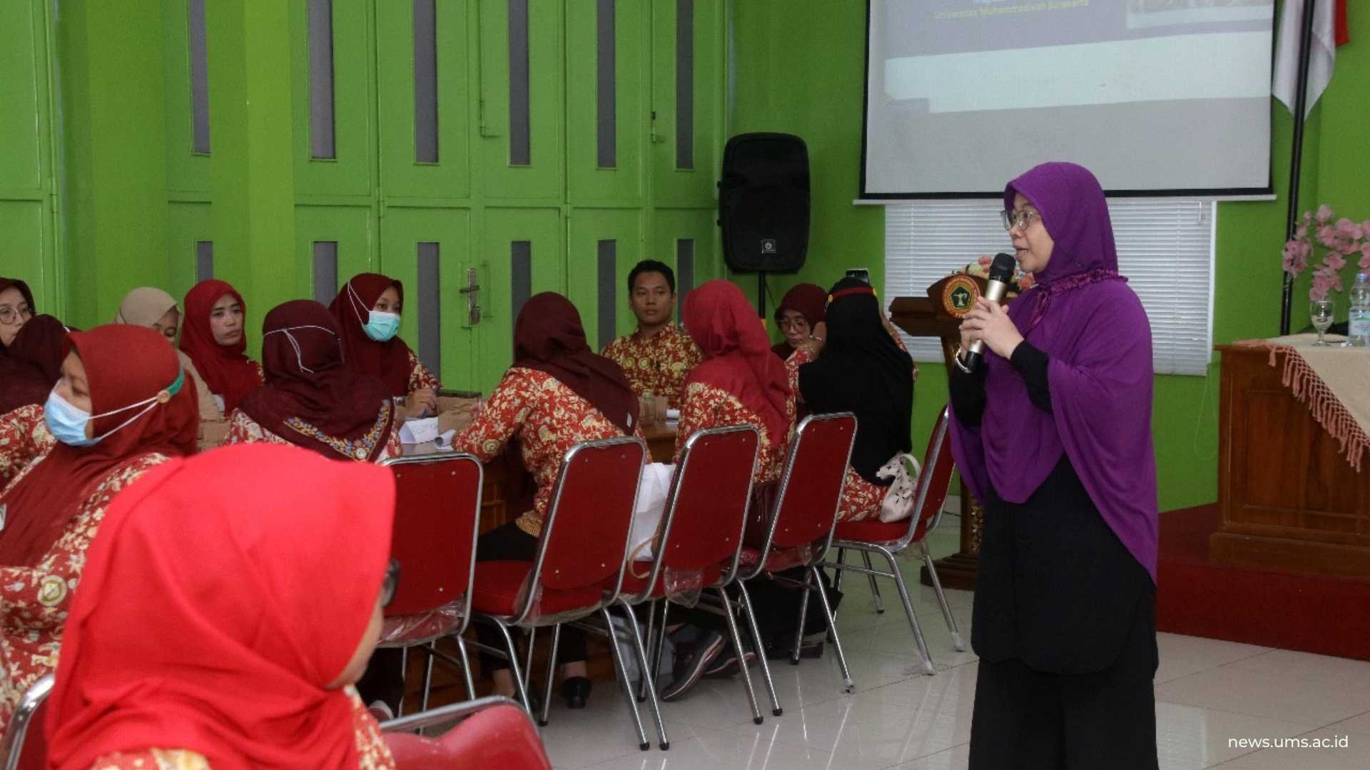 Penyampaian materi pertama oleh Dr. Nisa Rachmah Nur Anganthi M.Si, Psikolog sebagai psikolog yang memberi pengantar dari aspek psikologis