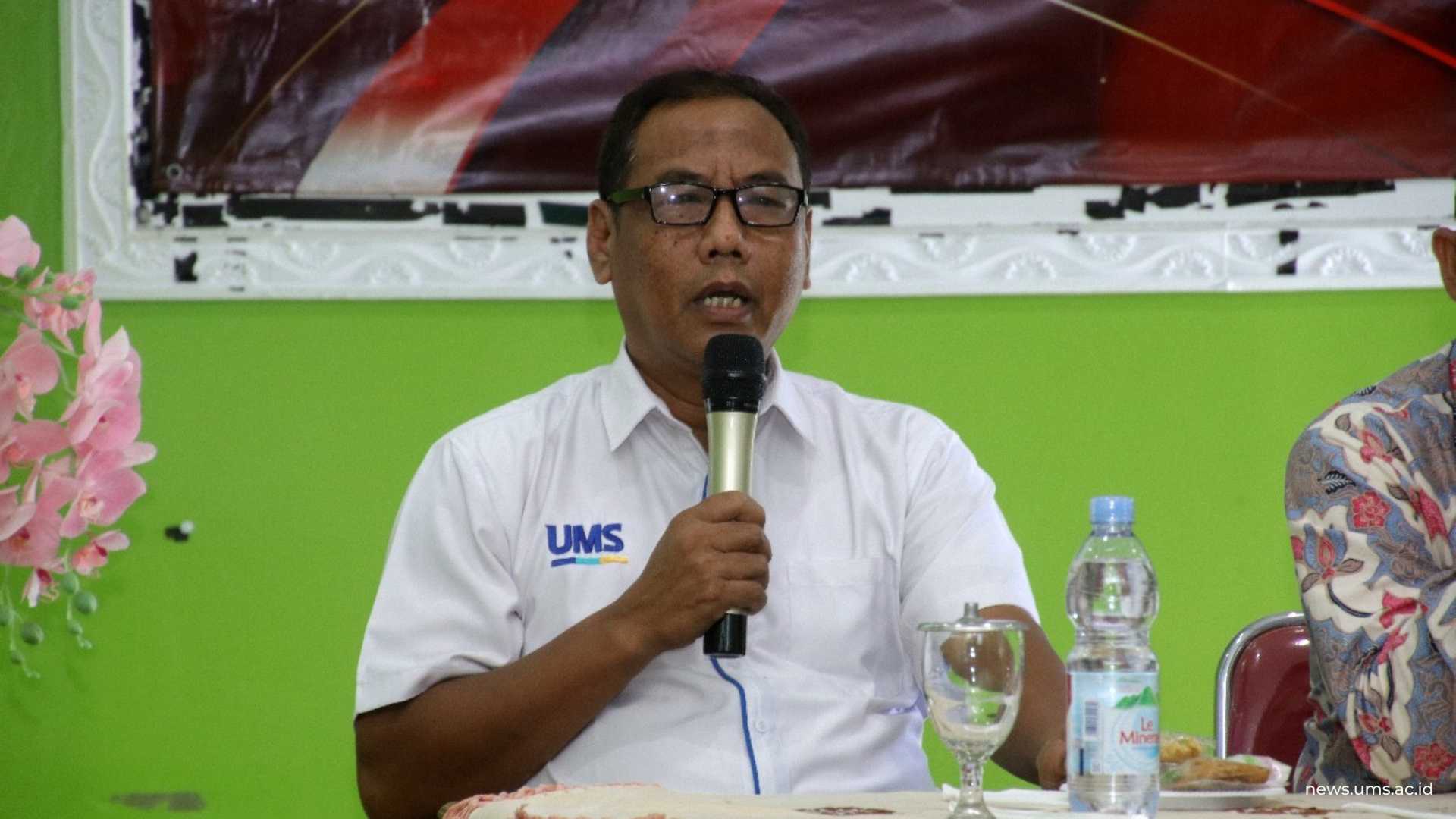penyampaian materi ketiga yaitu oleh Bapak Supratman, SKM M.Kep, Ph.D yang berperan mewakili aspek keperawatan lansia.