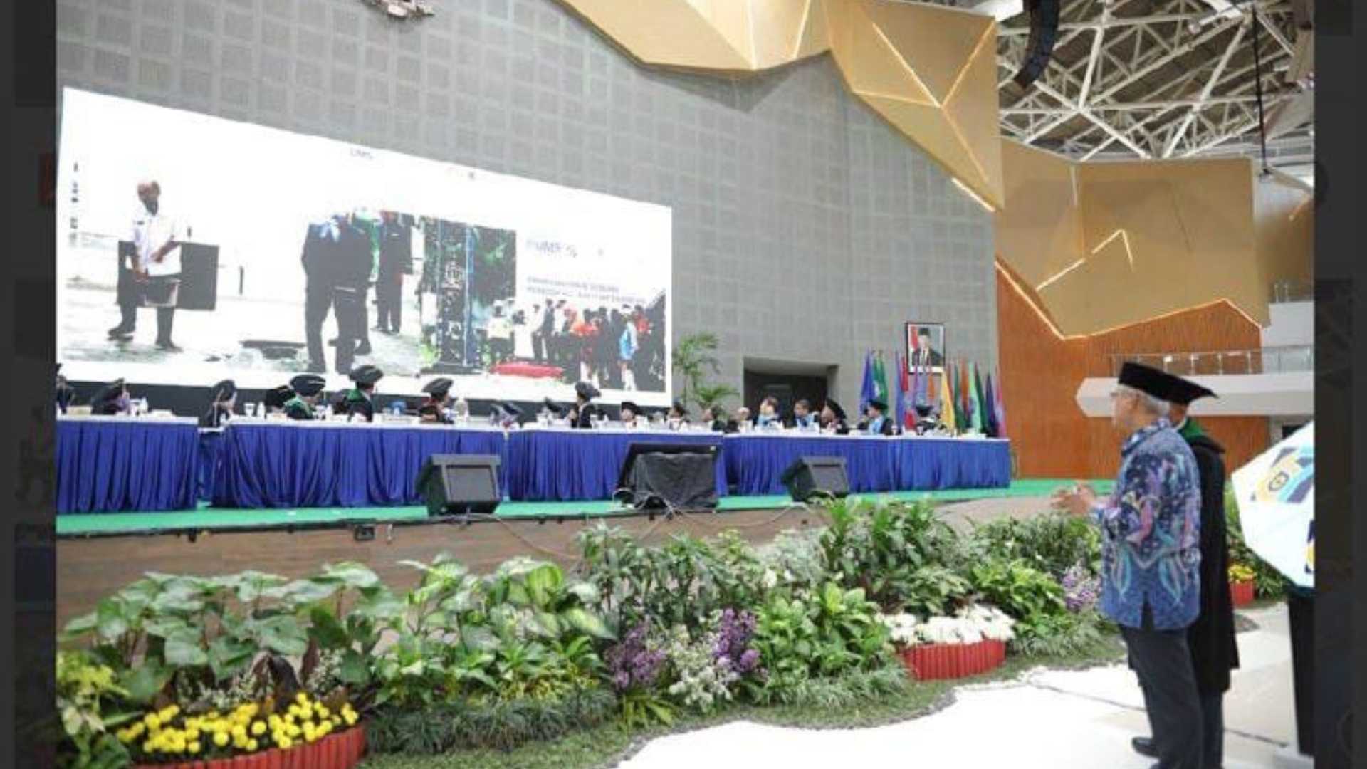 Groundbreaking Pondok Shabran oleh Wamendikdasmen, Dr. Fajar Riza Ul Haq, ditandai dengan Ketua Umum PP Muhammadiyah didampingi oleh Rektor UMS dengan menyentuh Kubus (Simbolis)
