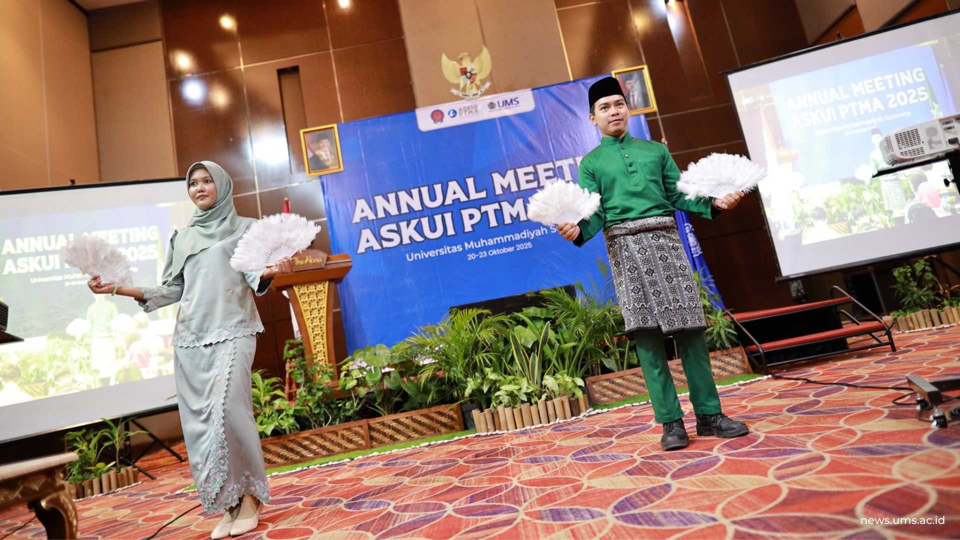 Penampilan Tari Kipas dari Mahasiswa UMS Asal Thailand dalam Pembukaan Annual Meeting ASKUI PTMA 2025