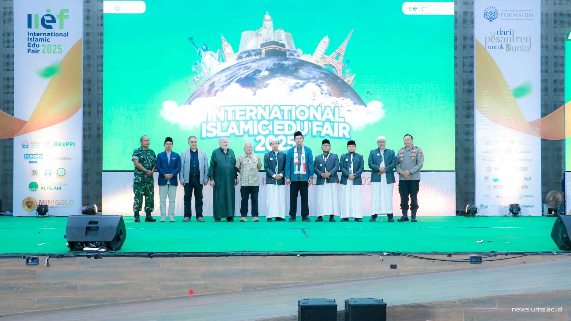 Foto bersama Wakil Rektor III UMS, Dr. Mutohharun Jinan, M.Ag., bersama Ketua Formaqin, Dr. Umarul Faruq Abu Bakar, Lc., M.A dan KH. Syihabuddin A.M Al Hafizh., selaku Pembina Formaqin, beserta stakeholder