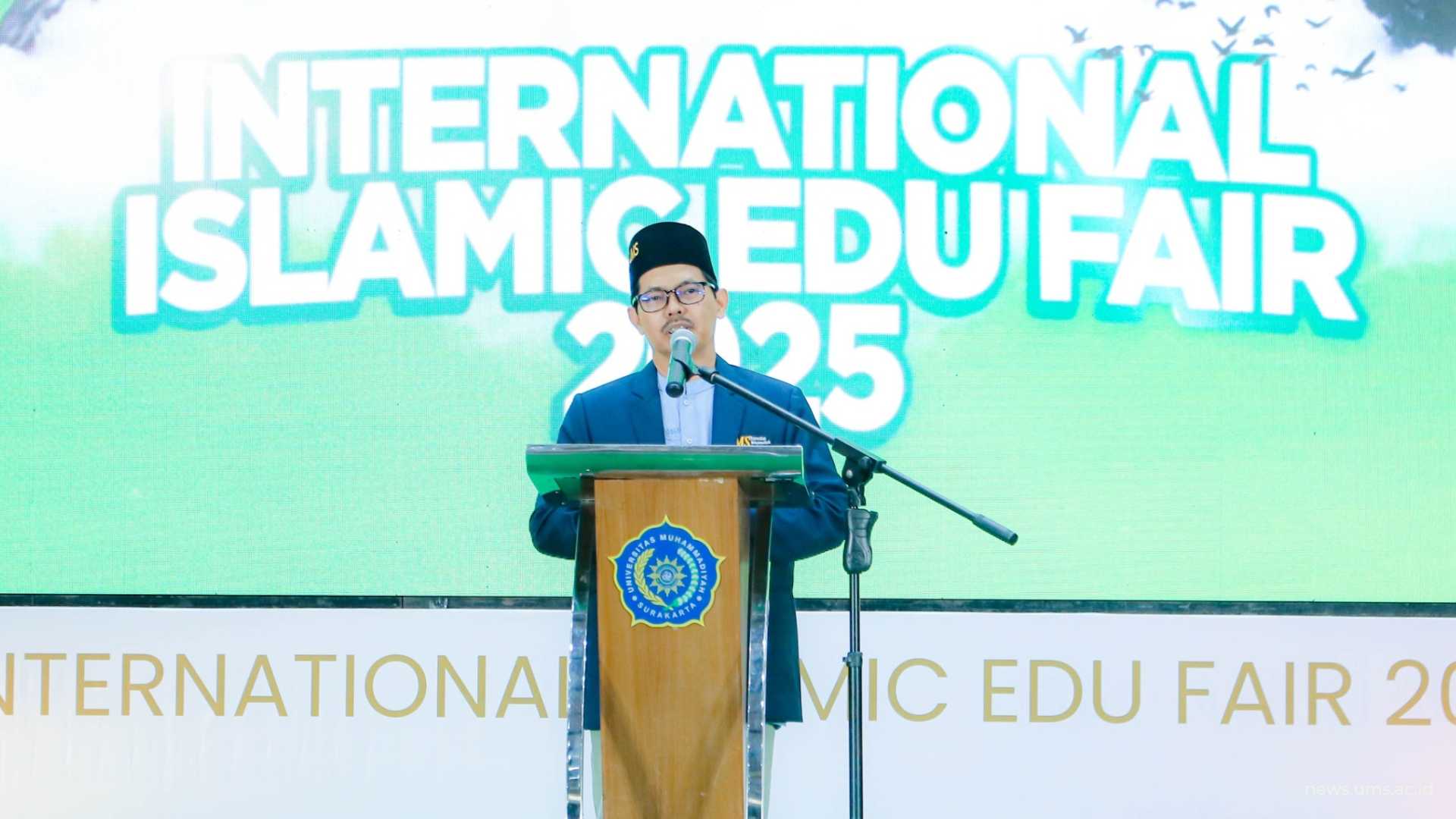 Wakil Rektor III UMS, Dr. Mutohharun Jinan, M.Ag. memberikan sambutan dalam agenda International Islamic Education Exhibition (IIEF) 2025