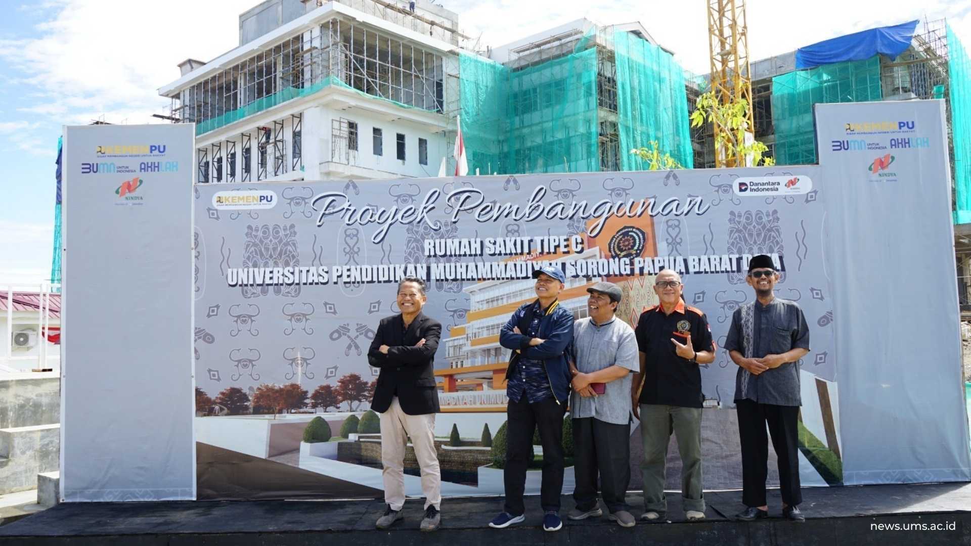 Rektor UMS, Prof. Dr. Harun Joko Prayitno, M.Hum., dan Rektor UNIMUDA Sorong, Dr. Rustamadji, M.Si. mengunjungi Proyek Pembangunan Rumah Sakit Tipe C Universitas Pendidikan Muhammadiyah (UNIMUDA) Sorong, Papua Barat Daya