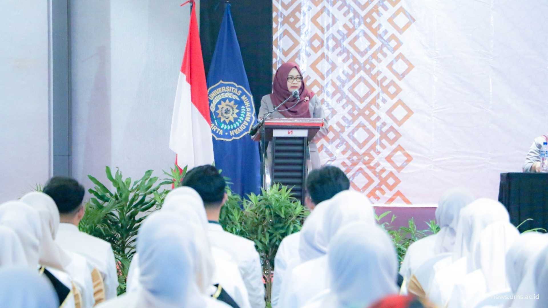 Dekan Farmasi, Prof. apt. Erindyah Retno Wikantyasning, Ph.D menyampaikan sambutannya dihadapan Sumpahwan Apoteker pada Sabtu (4/10) bertempat di Ballroom Swissbell Saripetojo