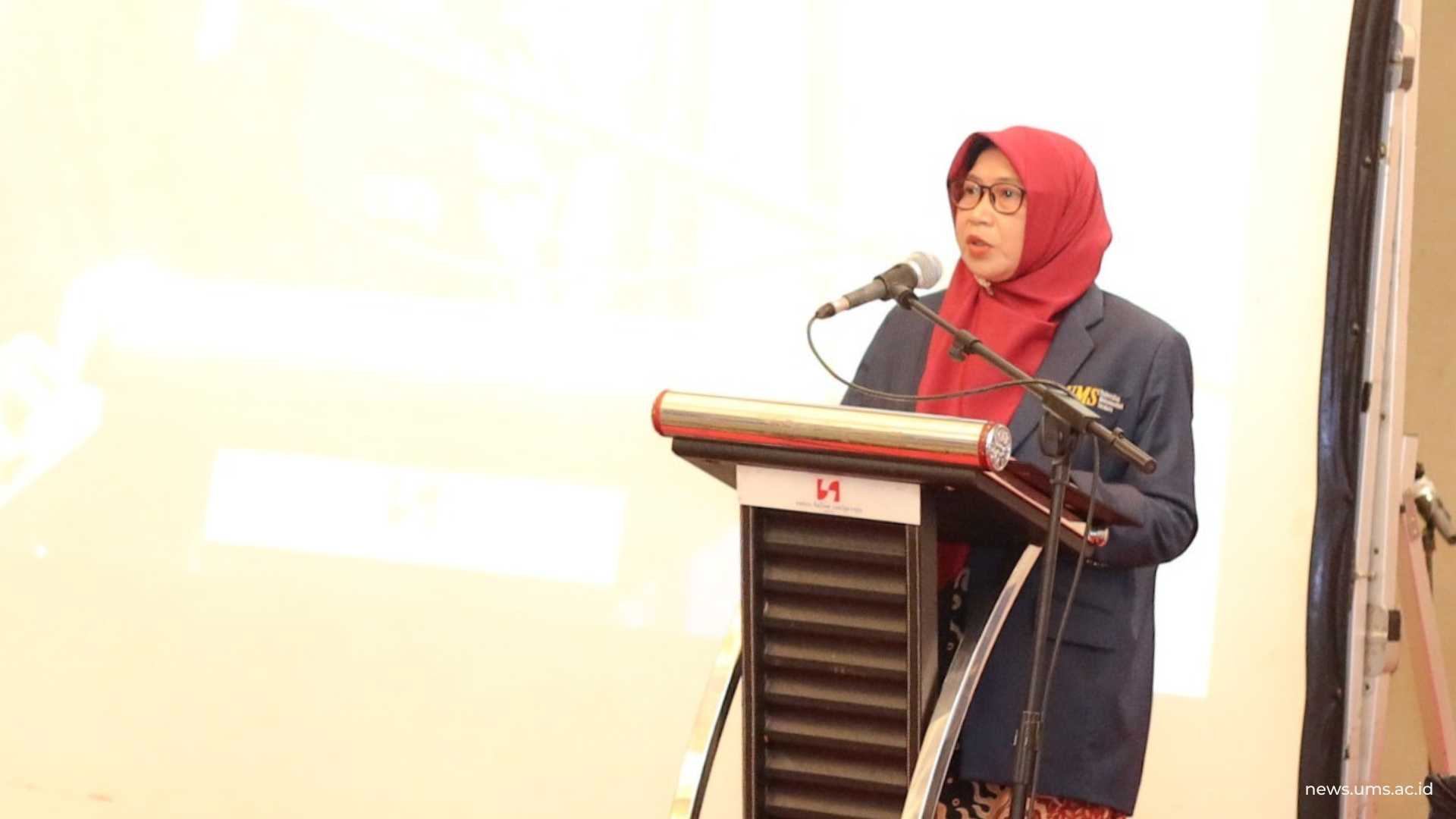 Kepala Program Studi Pendidikan Profesi Dietisien UMS, Dr. Dwi Sarbini, S.ST., S.Gz., M.Kes., R.D., Menyampaikan Pesan Kepada Para Lulusan