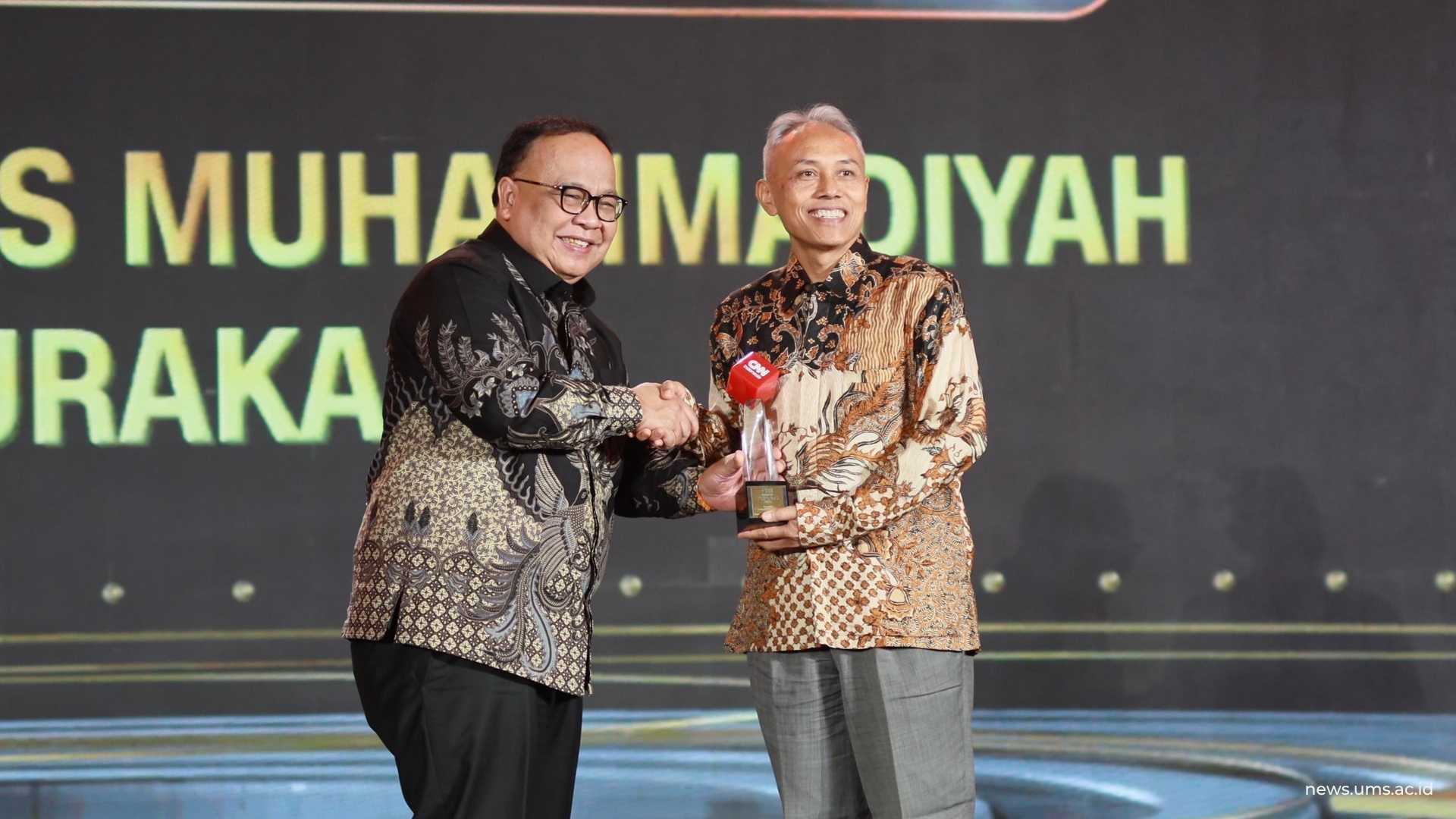 Pemberian Penghargaan oleh Latif Harnoko dari CNN ke Rektor UMS, Prof. Dr. Harun Joko Prayitno, M.Hum