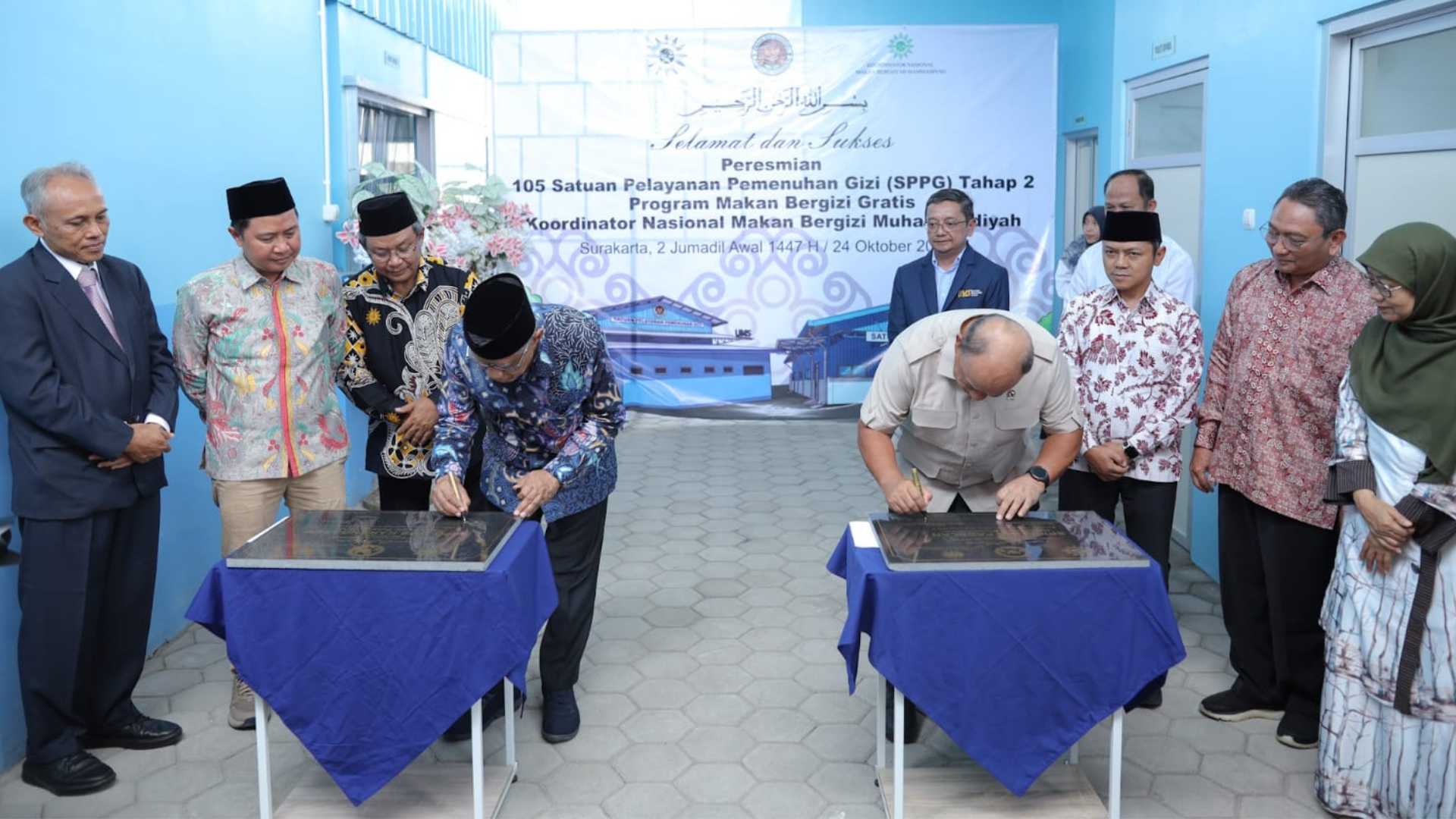 Penandatangan Prasasti Sebagai Simbol Peresmian Pembukaan SPPG UMS