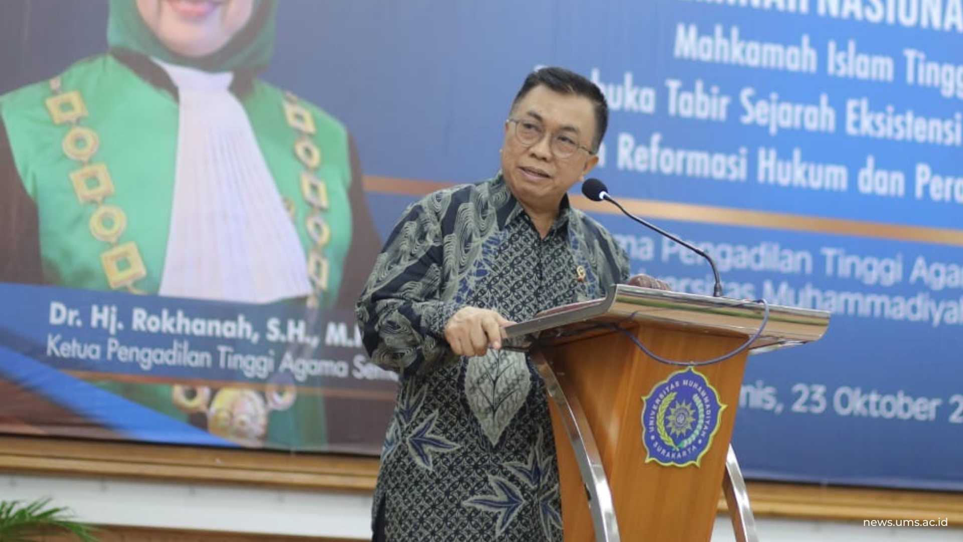 Direktur Jenderal Badan Peradilan Agama Mahkamah Agung RI, Drs. H. Muchlis, S.H., M.H., memberikan sambutan sekaligus agenda Seminar Nasional Mahkamah Islam Tinggi (MIT) dengan mengangkat tema “Pembuka Tabir Sejarah Eksistensi Peradilan Agama dalam Reformasi Hukum dan Peradilan di Indonesia”, Kamis (23/10).