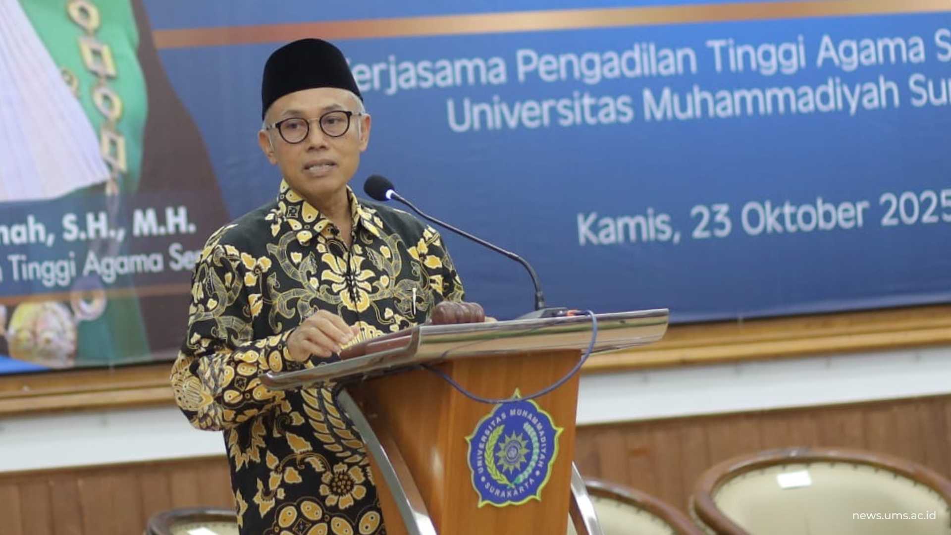 Rektor UMS, Prof. Dr. Harun Joko Paryitno, M.Hum memberikan sambutan dalam agenda Seminar Nasional Mahkamah Islam Tinggi (MIT) dengan mengangkat tema “Pembuka Tabir Sejarah Eksistensi Peradilan Agama dalam Reformasi Hukum dan Peradilan di Indonesia”, Kamis (23/10).