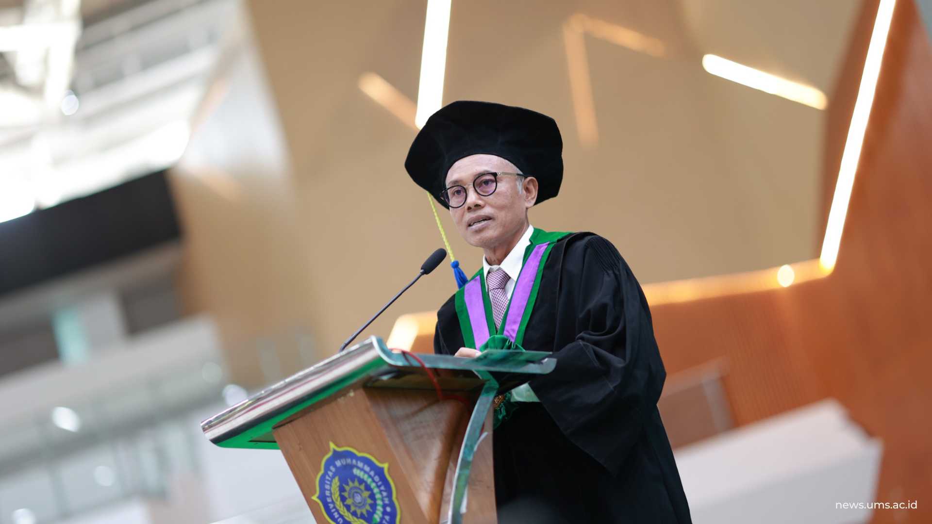 Sambutan Rektor UMS, Prof. Dr. Harun Joko Prayitno, M.Hum dalam agenda Sidang Terbuka Senat Universitas Upacara Harijadi Ke-67 Universitas Muhammadiyah Surakarta, Jum'at (24/10) bertempat di Edutorium UMS.