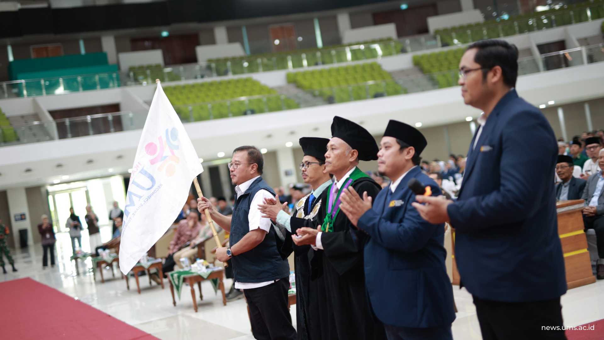 Pengukuhan dilakukan secara hybrid dan dipimpin langsung oleh Ketua Umum IKA UMS Pusat, Dr. Muhammad Aditya Warman, M.BE., disaksikan langsung oleh Rektor UMS, Prof. Dr. Harun Joko Prayitno, M.Hum, Wakil Rektor bidang tiga UMS, Dr. Mutohharun Jinan, M.Ag. dan Lembaga Pengembangan Persyarikatan, Pengkaderan dan Alumni (LP3A) UMS, Bambang Sukoco, S.H., M.H.,