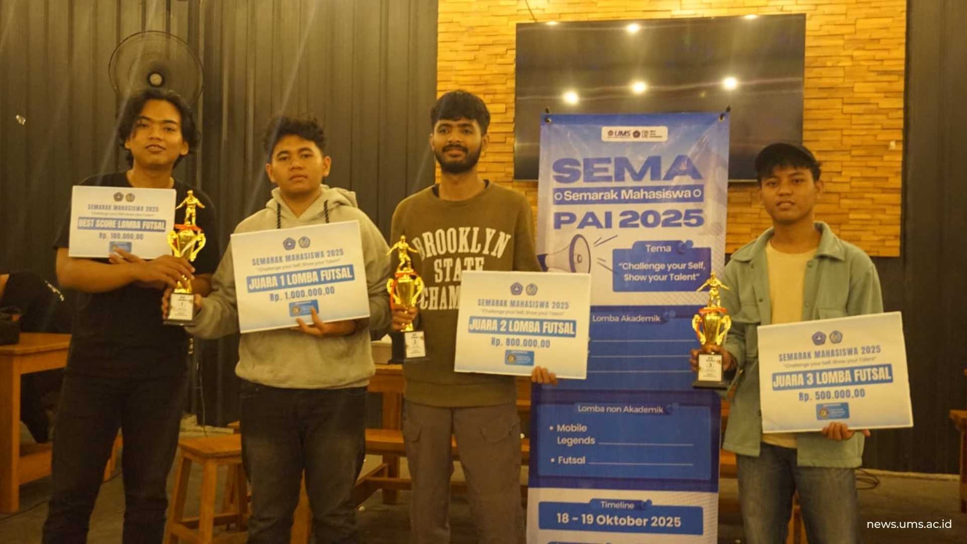 Pemberian Hadiah kepada pemenang lomba pada kegiatan SEMA HMP PAI UMS