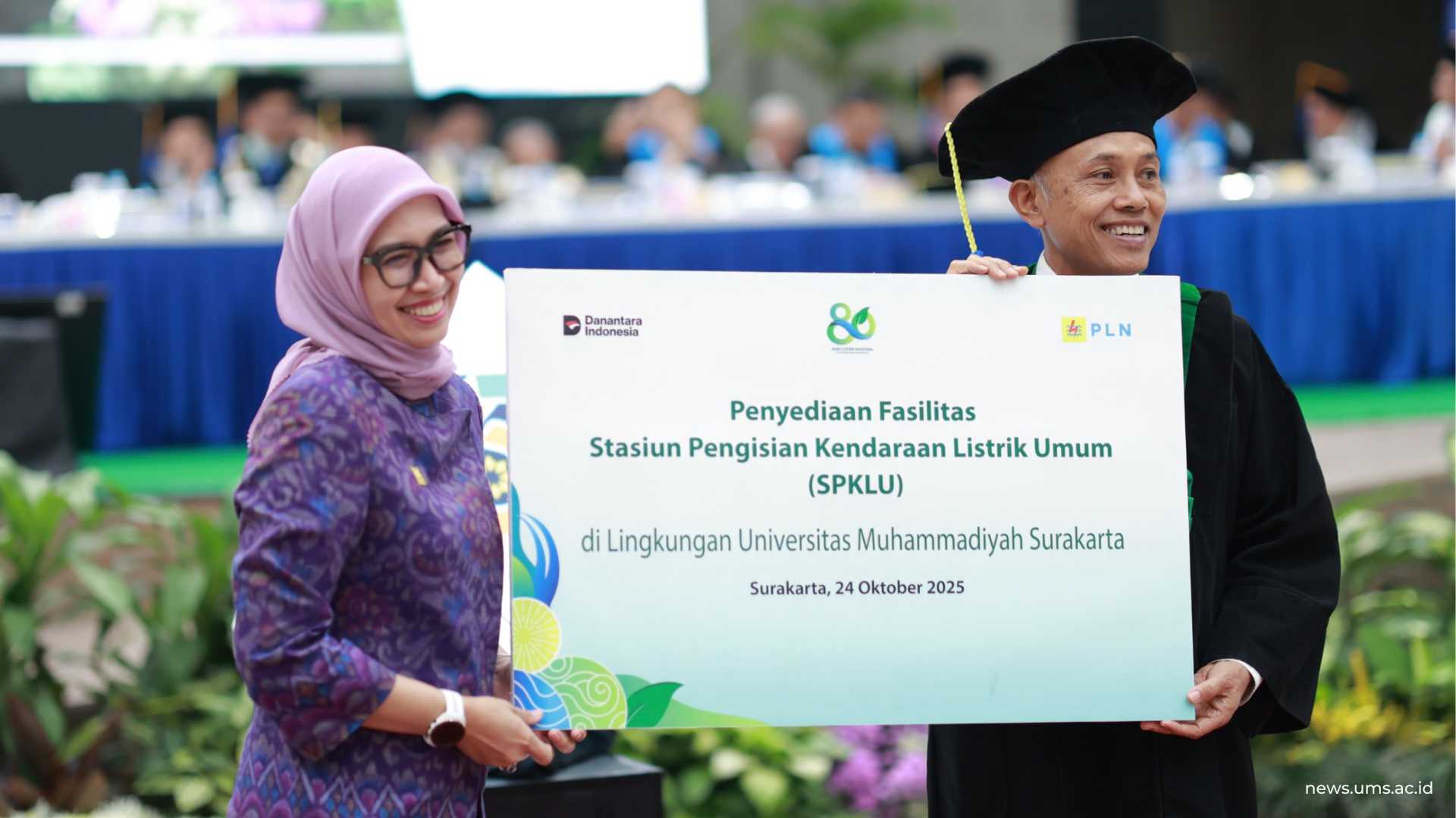 Universitas Muhammadiyah Surakarta (UMS) menerima bantuan berupa fasilitas Stasiun Pengisian Kendaraan Listrik Umum (SPKLU) dan unit Mini Remote Terminal Unit (RTU) sistem Supervisory Control And Data Acquisition (SCADA) dari PT Perusahaan Listrik Negara (PLN) (Persero). Penyerahan dilakukan langsung oleh Direktur Distribusi PLN, Arsyadany Ghana Akmalaputri, S.T., M.M, di sela Sidang Terbuka Senat Universitas Muhammadiyah Surakarta, Jumat (24/10), di Edutorium UMS.