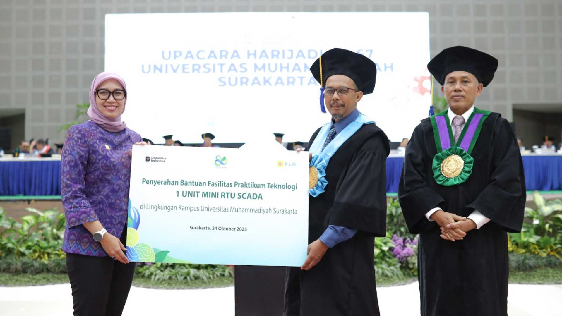 Universitas Muhammadiyah Surakarta (UMS) menerima bantuan berupa fasilitas Stasiun Pengisian Kendaraan Listrik Umum (SPKLU) dan unit Mini Remote Terminal Unit (RTU) sistem Supervisory Control And Data Acquisition (SCADA) dari PT Perusahaan Listrik Negara (PLN) (Persero). Penyerahan dilakukan langsung oleh Direktur Distribusi PLN, Arsyadany Ghana Akmalaputri, S.T., M.M, di sela Sidang Terbuka Senat Universitas Muhammadiyah Surakarta, Jumat (24/10), di Edutorium UMS.