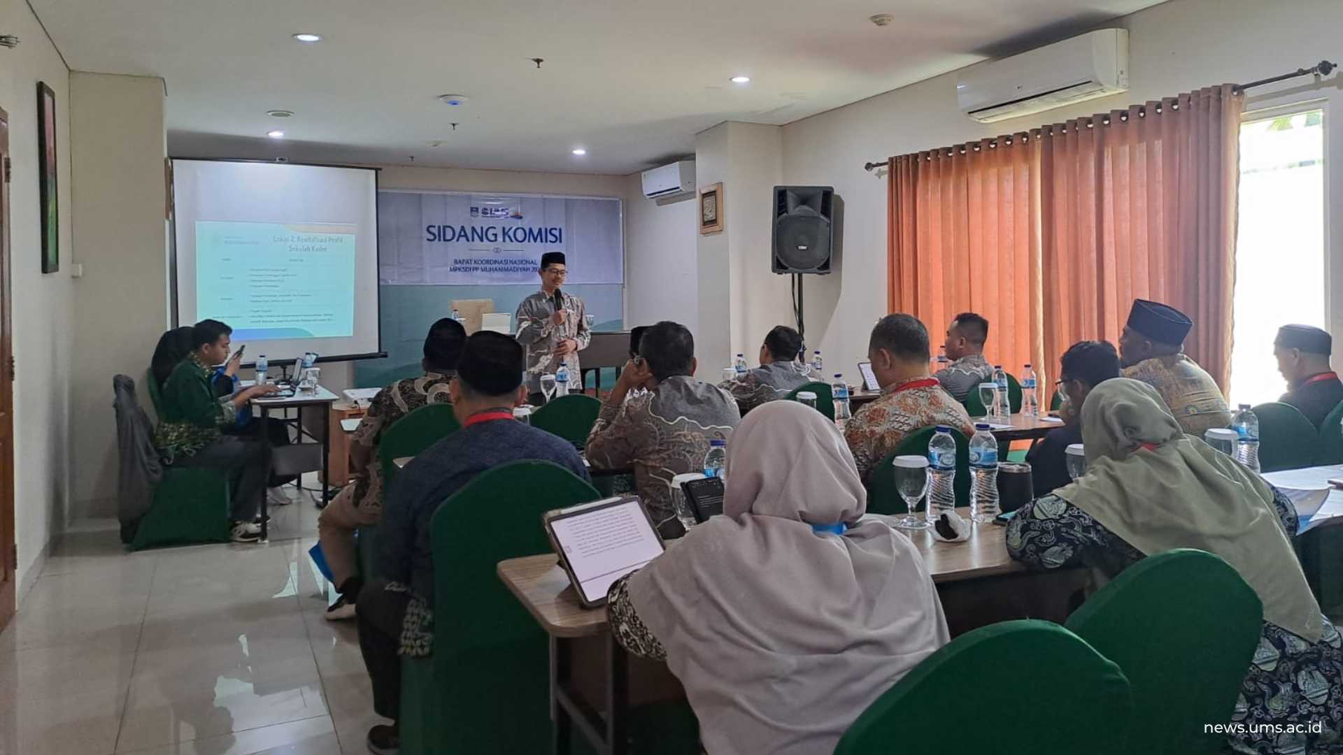 Wakil Rektor III UMS Dr. Mutohharun Jinan saat memberikan pengantar pembahasan pemetaan kekuatan sekolah kader