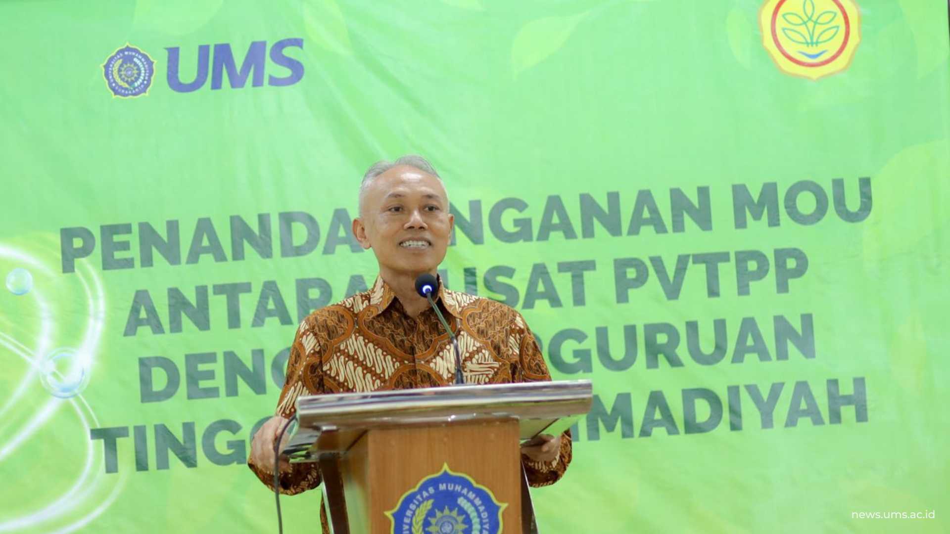 Sambutan Rektor UMS, Prof. Dr. Harun Joko Prayitno, M.Hum dalam agenda Penandatanganan nota kesepahaman (MoU) antara 29 Perguruan Tinggi Muhammadiyah–‘Aisyiyah (PTMA) dan Pusat PVTPP Kementerian Pertanian RI, Selasa (28/10).