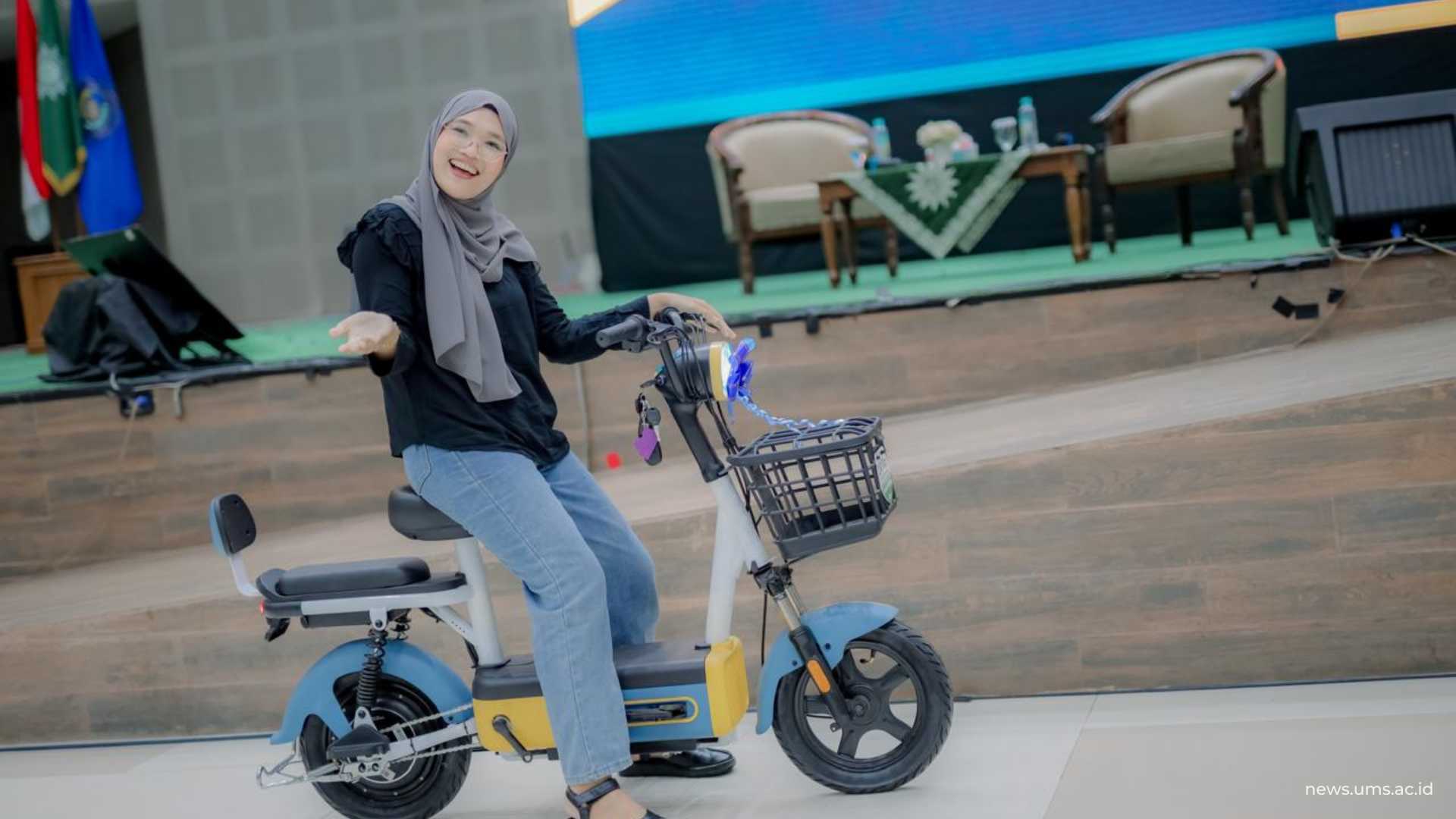 Neng Ratu, mahasiswa FEB UMS menerima sepeda listrik dari BCA