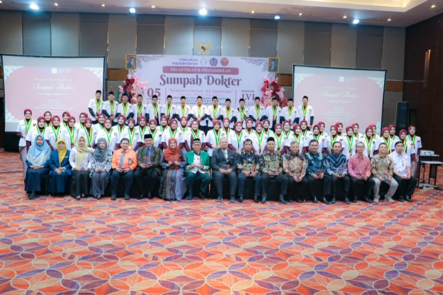 Foto bersama Pimpinan Universitas dan Fakultas FK UMS beserta jajaran dengan IDI dan Perwakilan Rumsah Sakit jejarin dan Sumpahwan Periode LVI FK UMS.