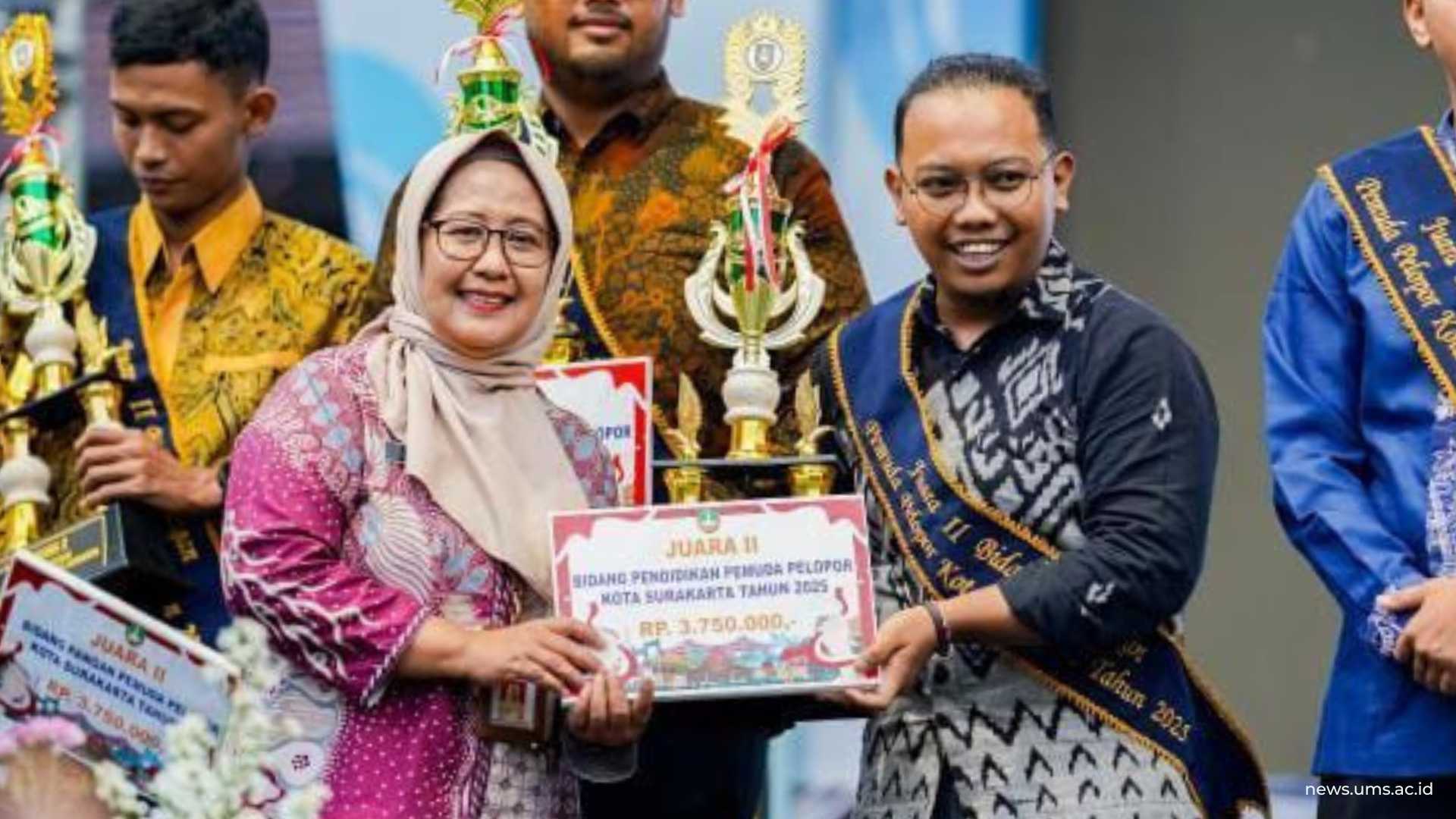 Penyerahan Hadiah Juara II kepada Alumni UMS, Mohammad Taufiq Hassan, S.Ag