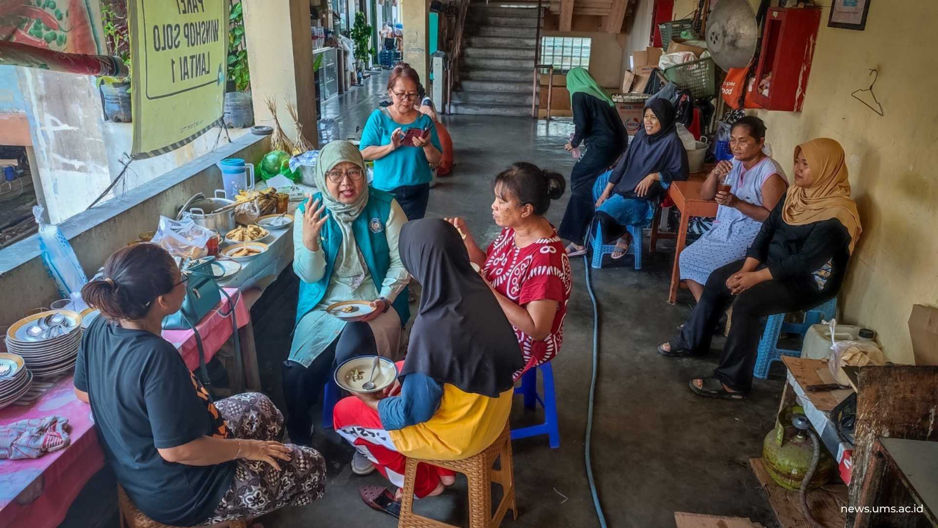 Dwi Linna Suswardany, SKM., MPH bersama dengan warga Rusunawa I Panularan