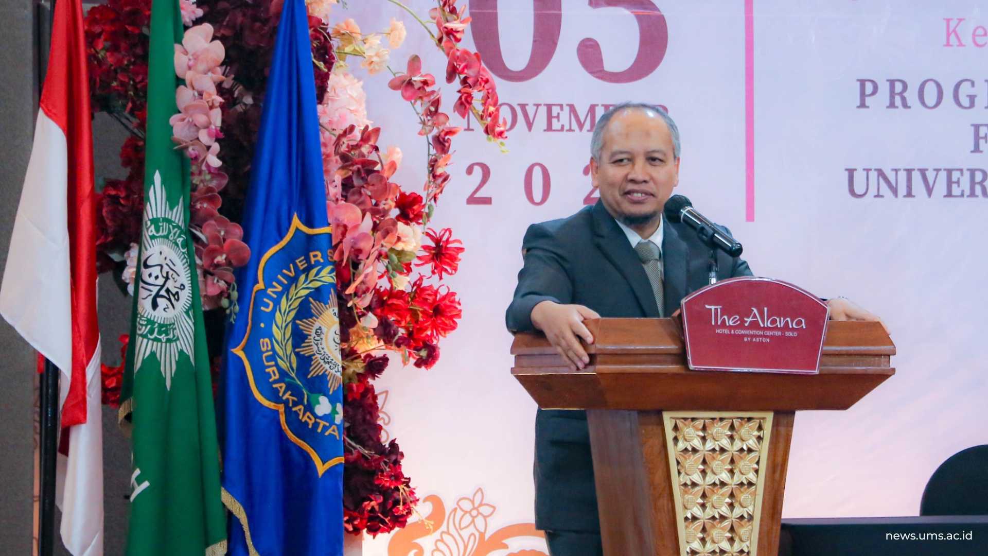 Wakil Rektor II UMS, Prof. Dr. Muhammad Da'i, S.Si., M.Si., Apt., memberikan sambutan dalam agenda Pelantikan dan Pengambilan Sumpah Dokter Periode LVI yang digelar di The Alana Hotel Solo, Rabu (5/11).