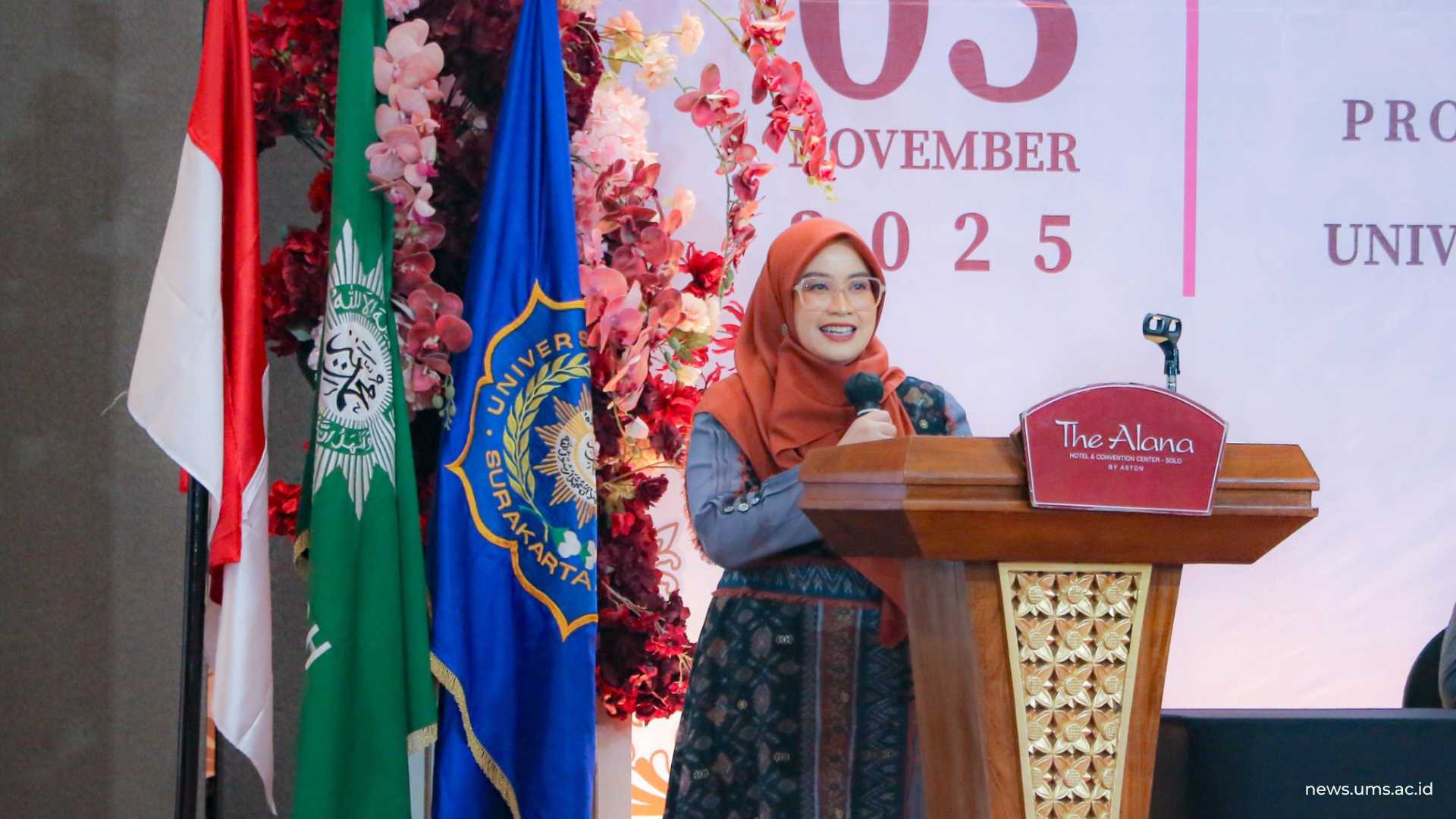 Sambutan Dekan FK UMS, Dr. dr. Flora Ramona Sigit Prakoeswa, M.Kes, Sp.DV, FINSDV., dalam agenda Pelantikan dan Pengambilan Sumpah Dokter Periode LVI yang digelar di The Alana Hotel Solo, Rabu (5/11).
